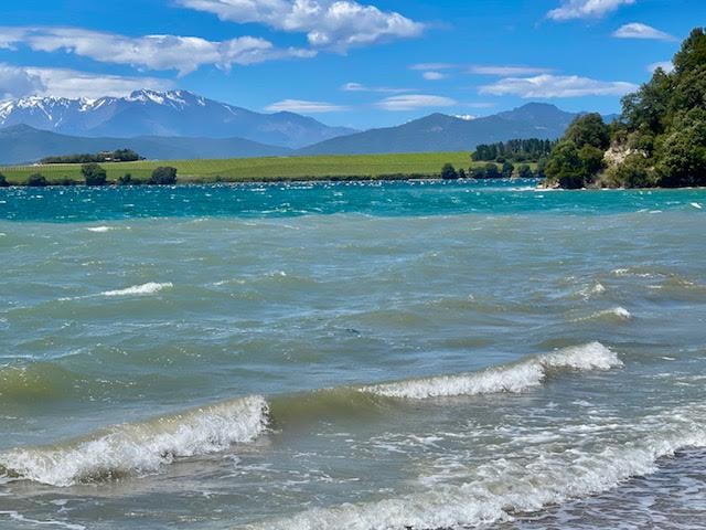 Une vue sur l’étang de Diane à Aleria avec au fond les vignes et la montagne. (Eliabel Tramoni)