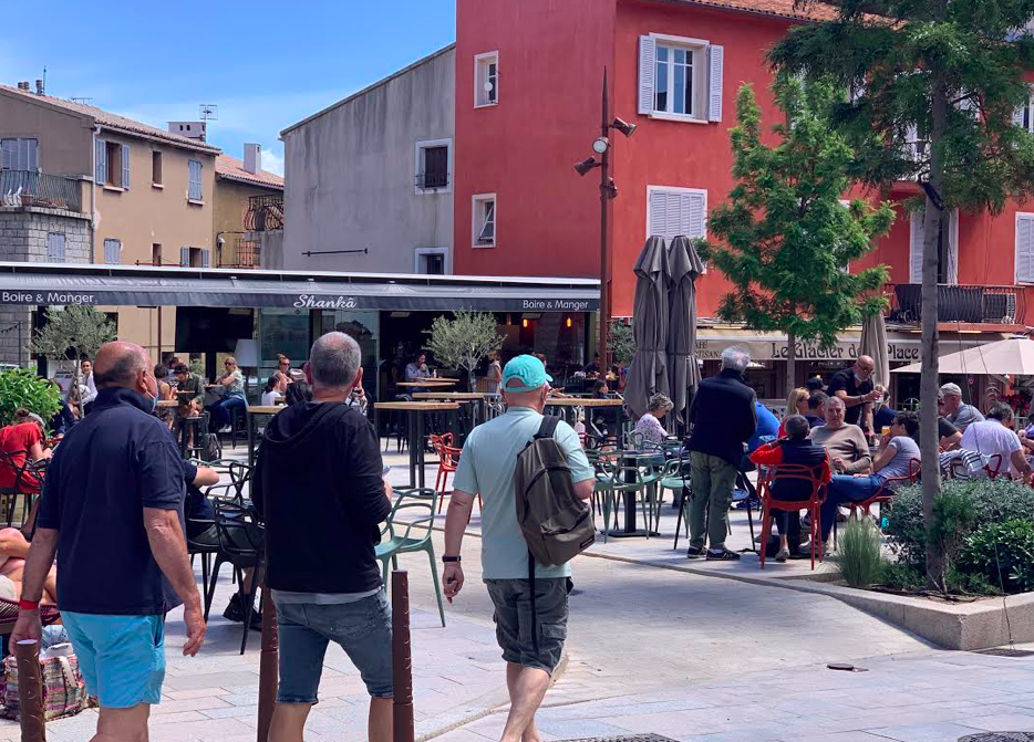 Les bars et les restaurants avaient retrouvé des couleurs dès la mi-journée comme cela était le cas sur la place de la République.