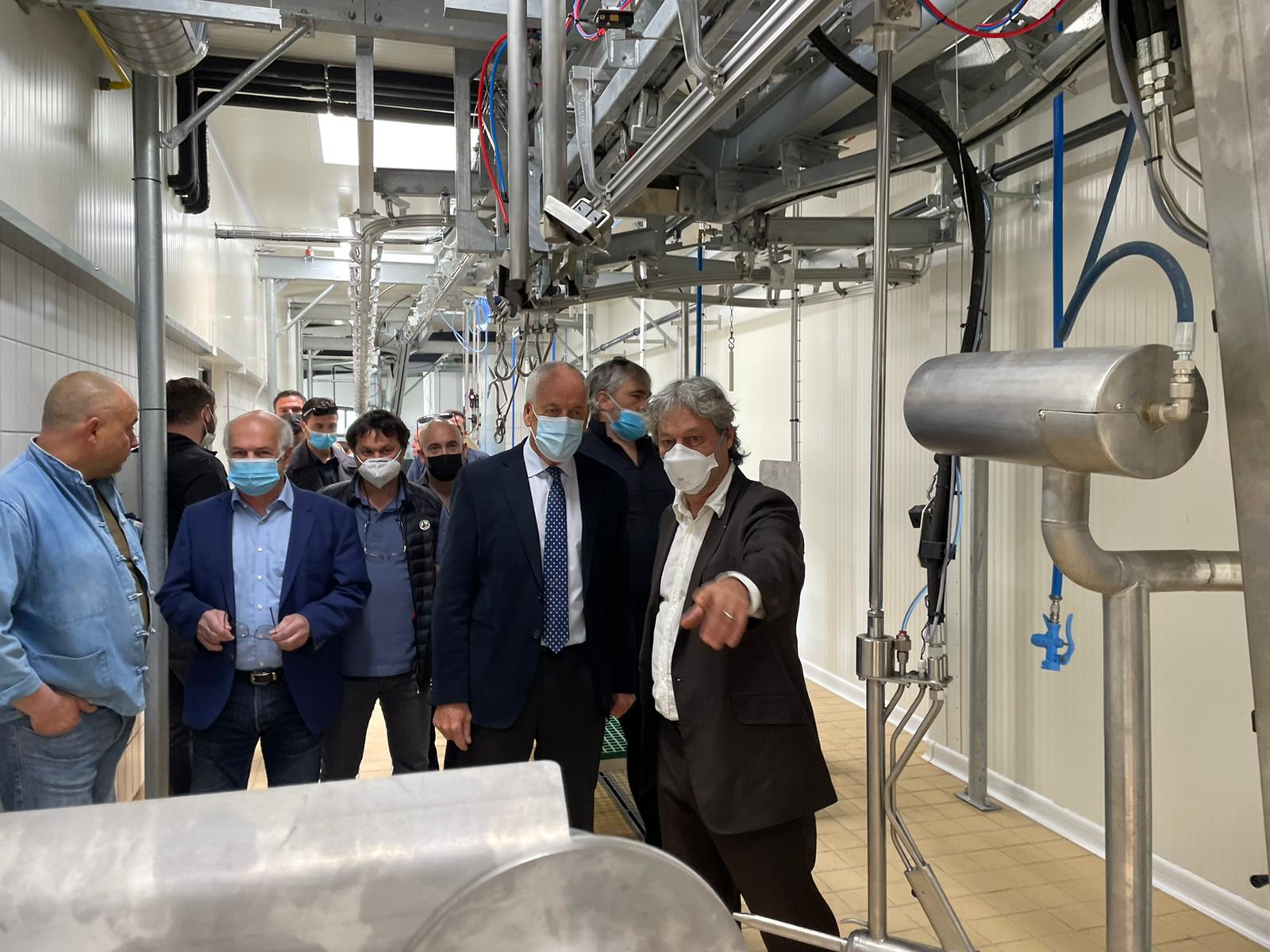 Le directeur du SMAC,  Maurice Luciani, présente au préfet de Corse, pascal Lelarge, l'abattoir rénové