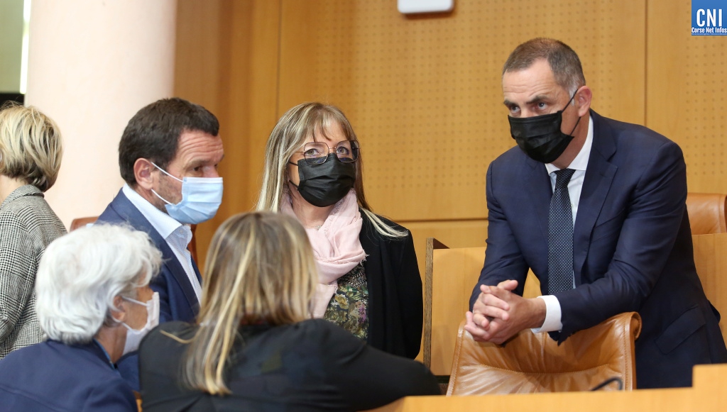 Le président Gilles Simeoni et des élus de Femu a Corsica à l'Assemblée de Corse. Photo Michel Luccioni.