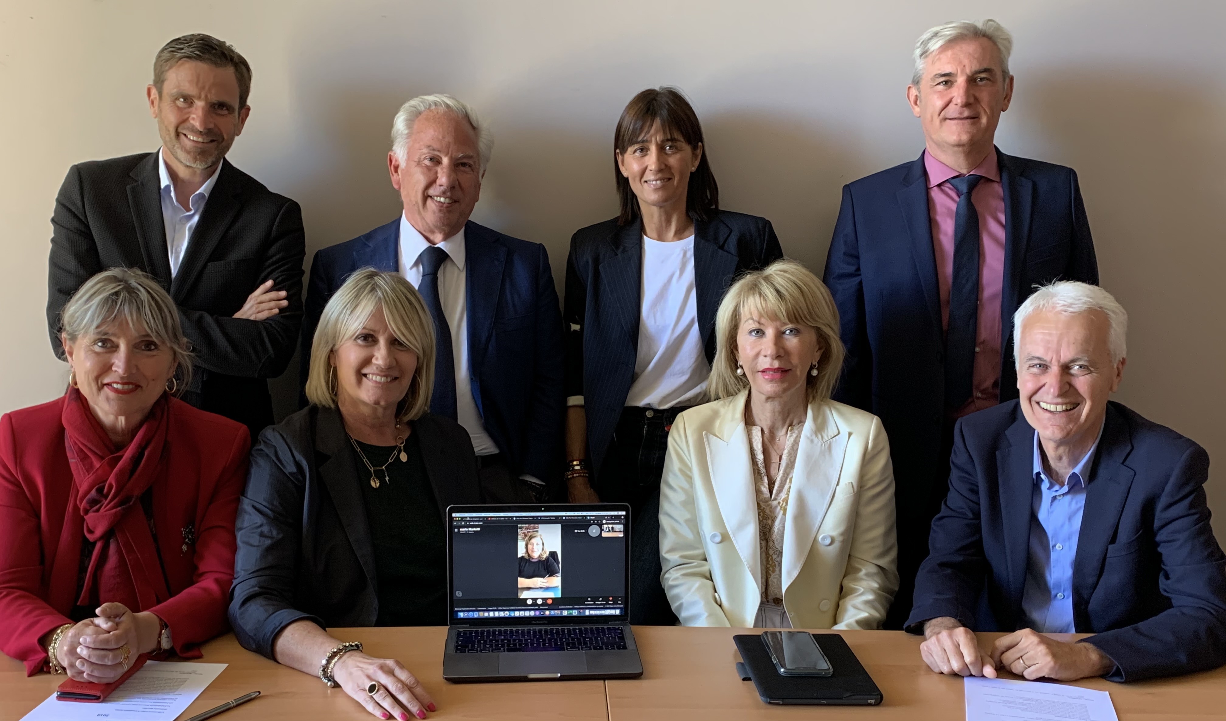 Le groupe de droite Per L’Avvene à l’Assemblée de Corse : (assis) Santa Duval, Chantal Pedinielli, Annette Pieri, Jean-Louis Delpoux, (debouts) Jean-Martin Mondoloni, Camille de Rocca Serra, Christelle Combette et Xavier Lacombe. En visio, Marie-Thérèse Mariotti.