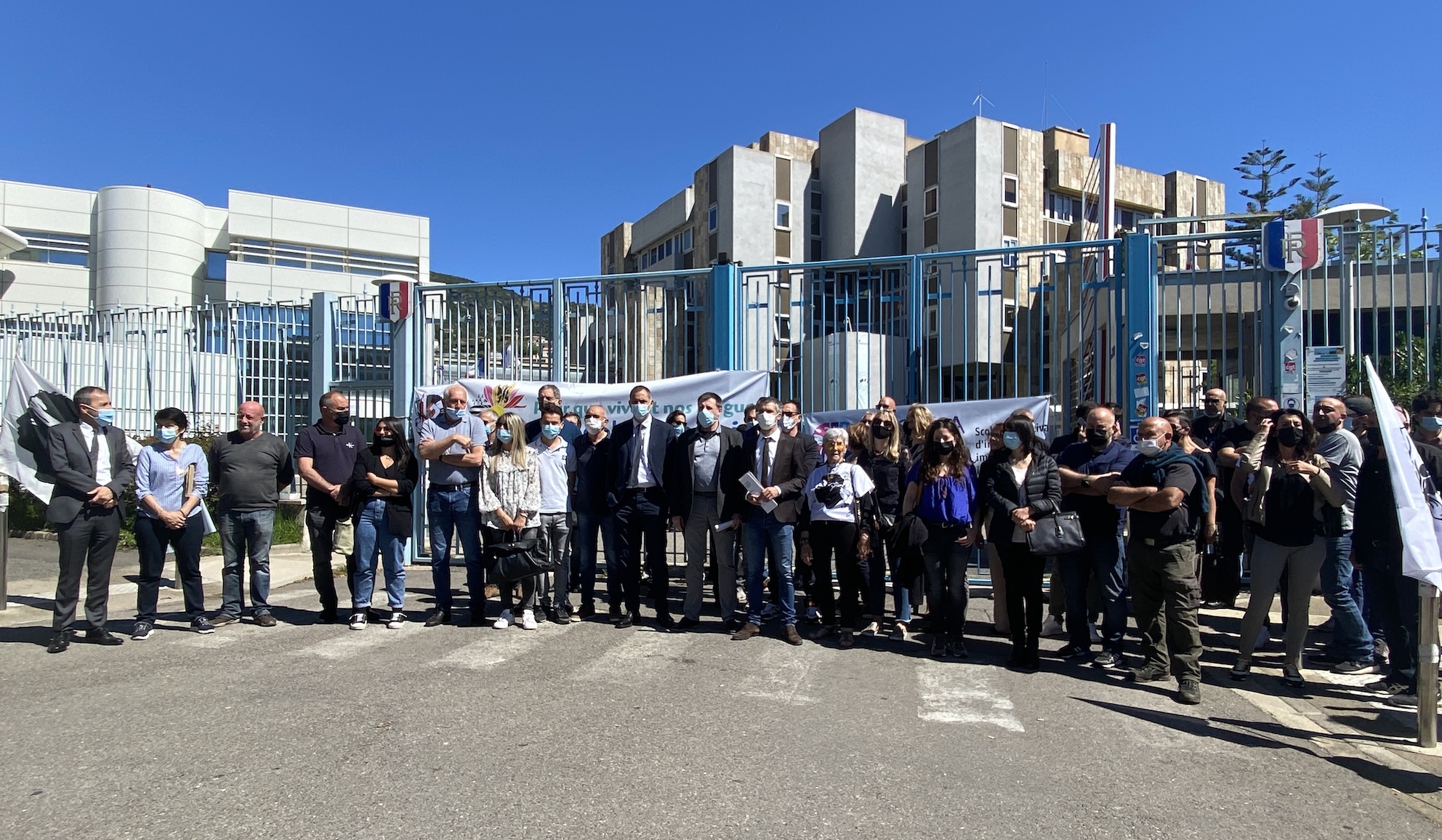 Le collectif "Pour que nos langues vivent", dénonce un "dénie de démocratie".