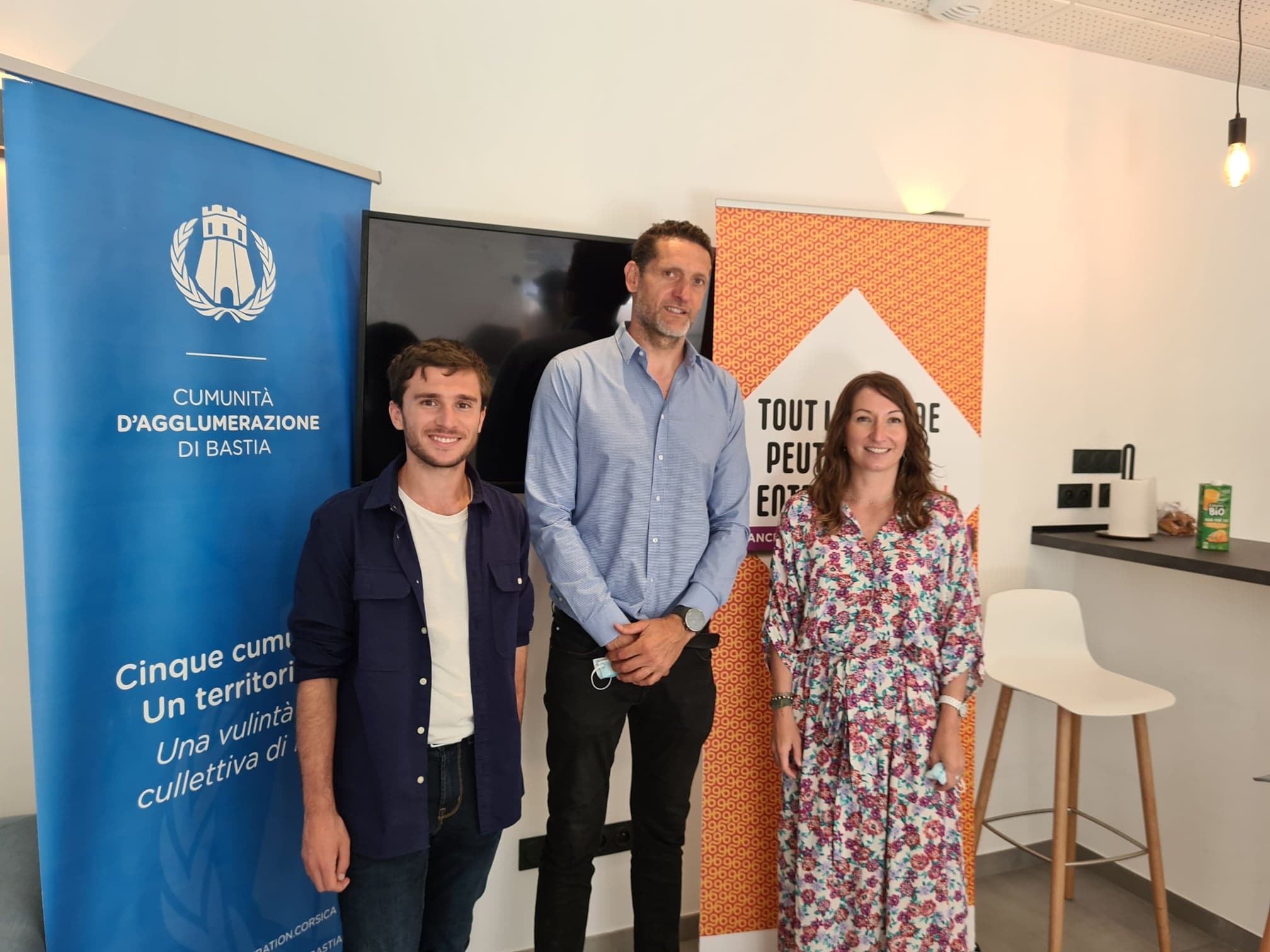 De gauche à droite : Romain Carpini, facilitateur du tiers-lieu, Yvan Franchi, directeur territorial de l'ADIE et Florence Guidini, Directrice du Développement Économique et Territorial de la CAB. Crédit Photo : Pierre-Manuel Pescetti