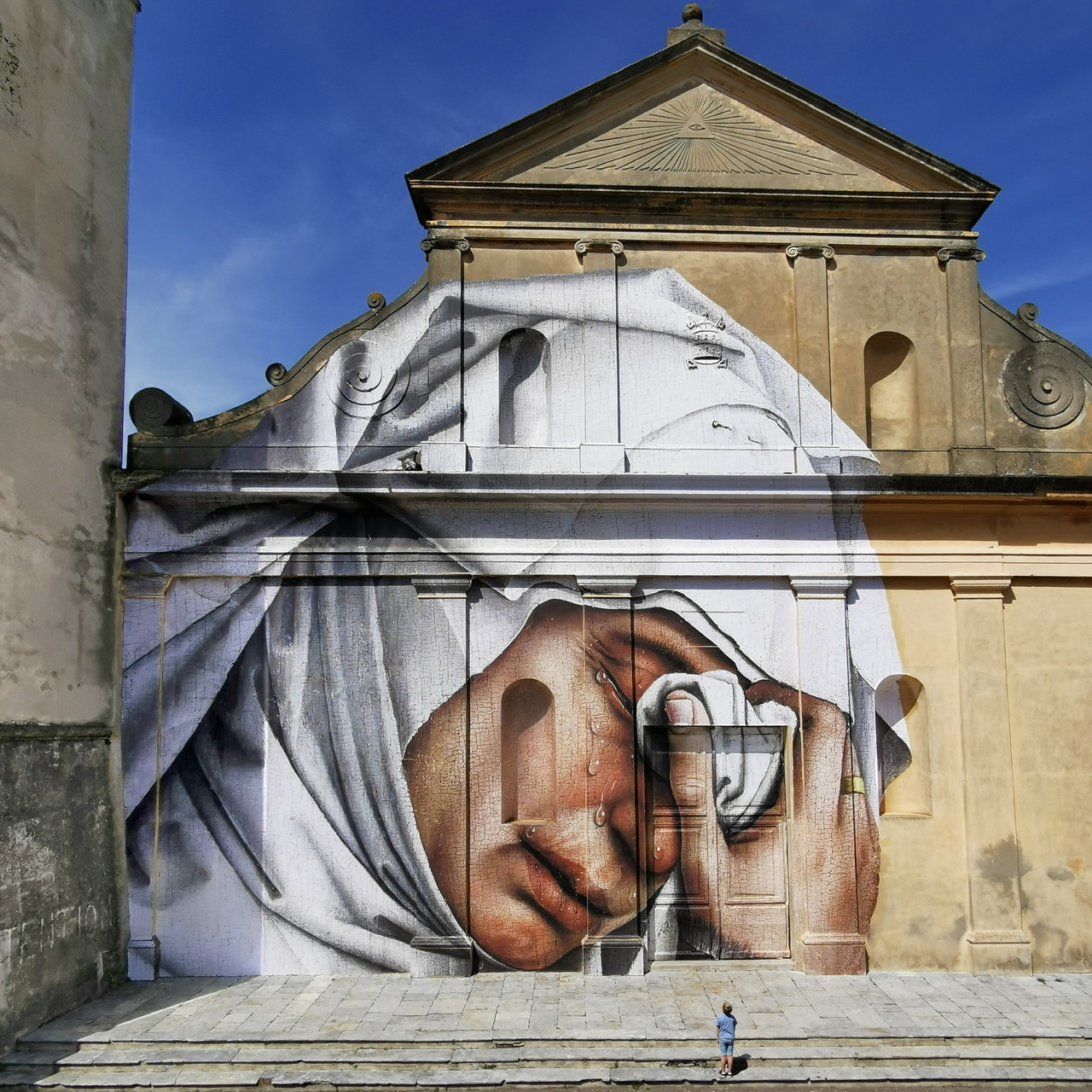 - La « mater dolorosa » est un collage monumental de 250 m2 réalisé par Julien de Casabianca sur l’église de Luri.