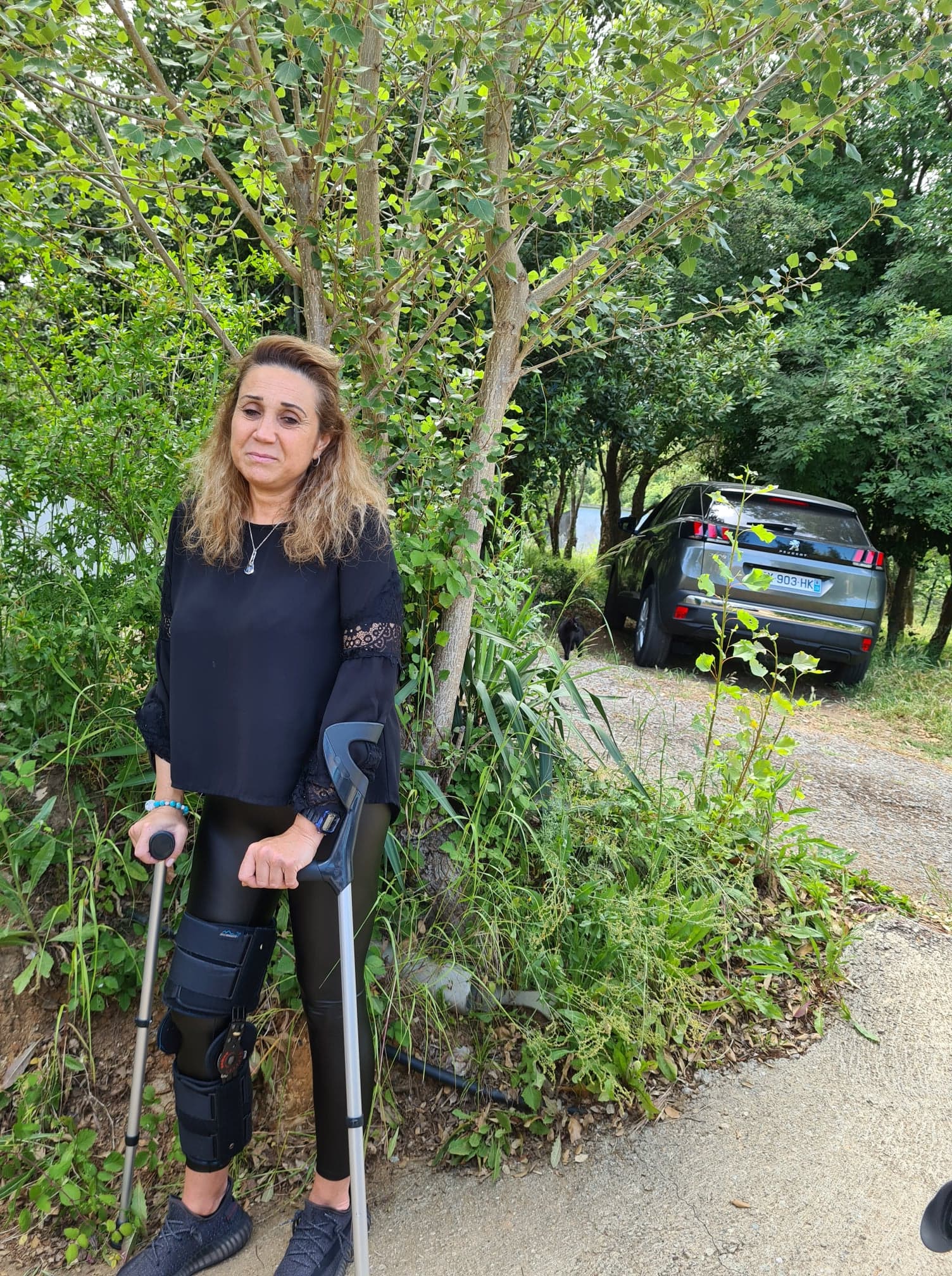 Maryline Taddei, à quelques mètres du lieu de l'incident, juste devant sa maison. Crédits Photo : Pierre-Manuel Pescetti