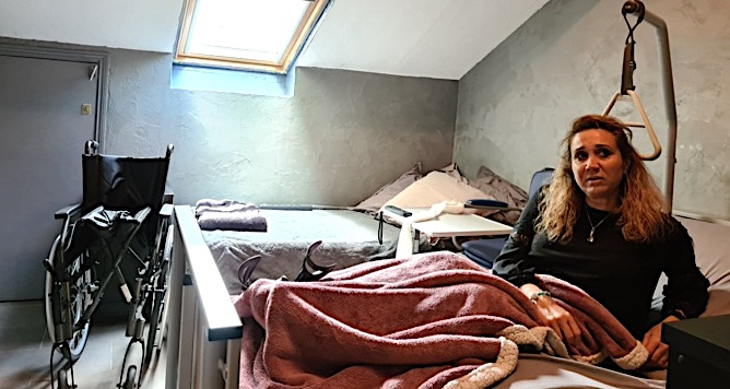 Maryline Taddei a dû réorganiser une pièce de son logement pour être hospitalisée à domicile. Crédits Photo : Pierre-Manuel Pescetti