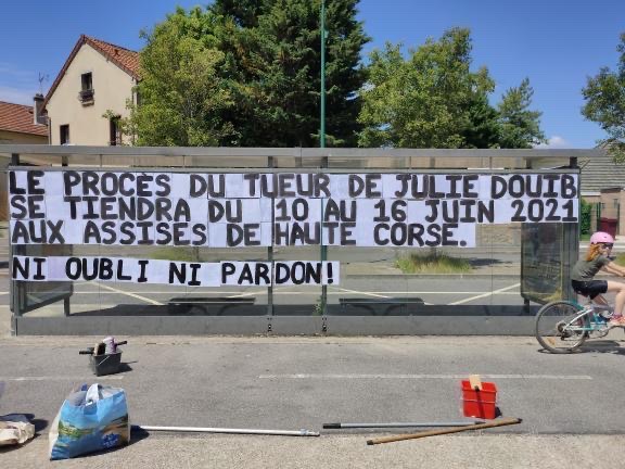 "Ni oubli, ni pardon" : avant le procès pour le féminicide de Julie Douib l’hommage des « colleuses »