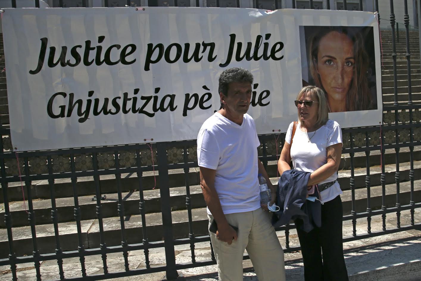 Les parents de Julie Douib devant le palais de justice de Bastia (/ AFP / Pascal POCHARD-CASABIANCA)