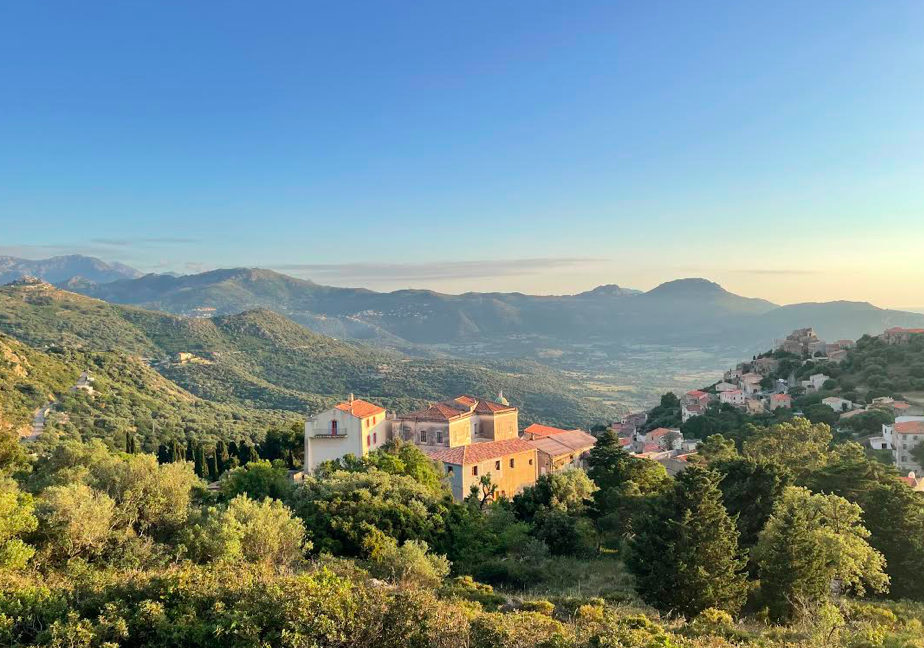 Photo du village de Corbara avc une des maison historiques du village, crédit photo @fbls_faaab