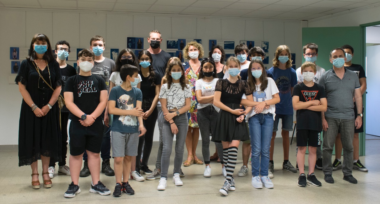 sur la photo de gauche à droite :   Sylvie Camugli, Principale adjointe, Christian Gutierrez, Directeur adjoint SEGPA, Catherine Tomes, professeure des écoles spécialisée, Valérie Rouyer (CMP),  M. Nicolaï, Principal, les élèves de 6e 5e 4e 3eF SEGPA au collège Giraud – Bastia.