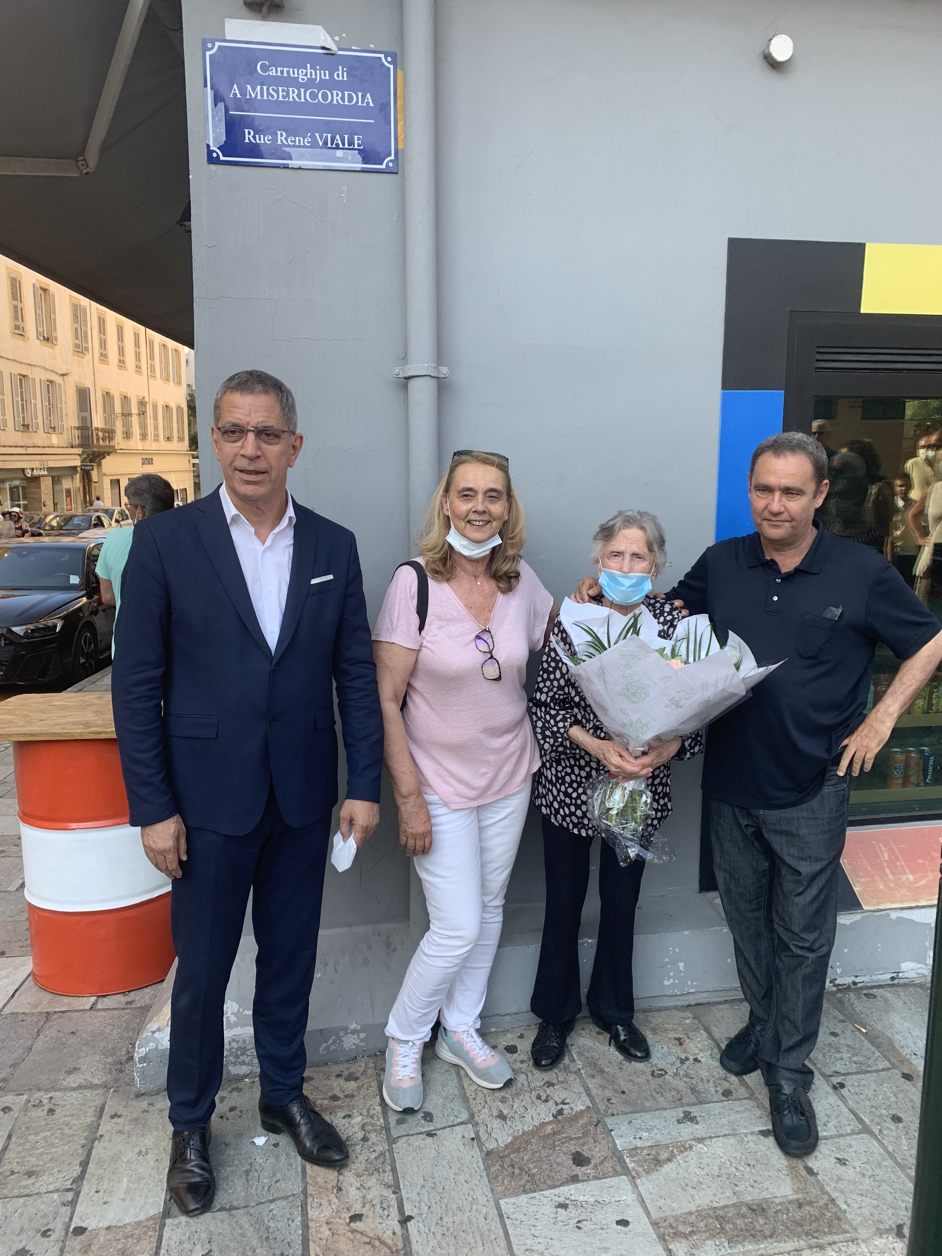 Pierre Savelli, Michèle de Bernardi, Yvette Viale et Bati Croce devant la plaque de rue portant le nom de René Viale
