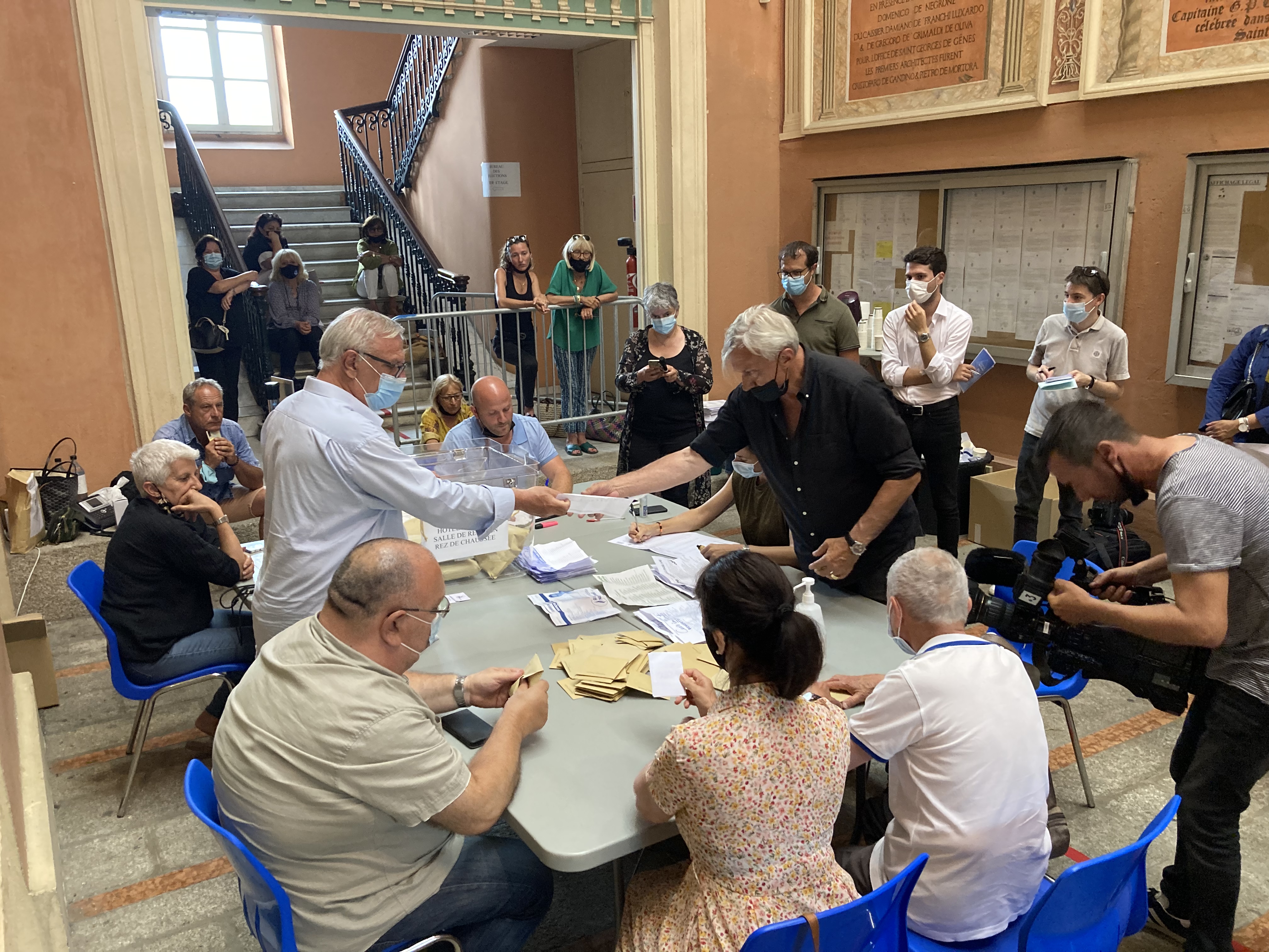 Le dépouillement au bureau centralisateur d'Ajaccio. Photo Michel Luccioni