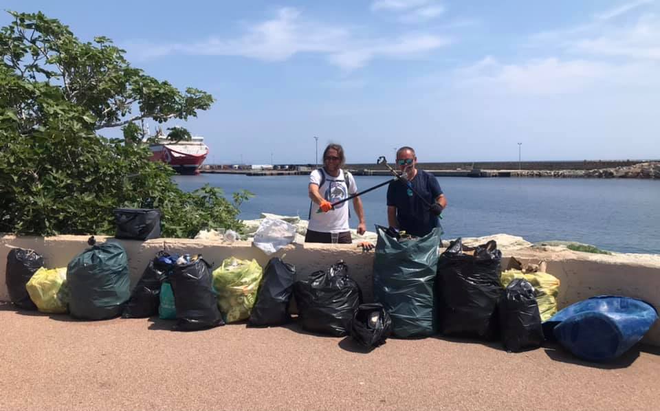 Gilles Secchi et Noel Cucchi ont ramassé les détritus amassés dans les rochers du quai des Martyrs à Bastia.