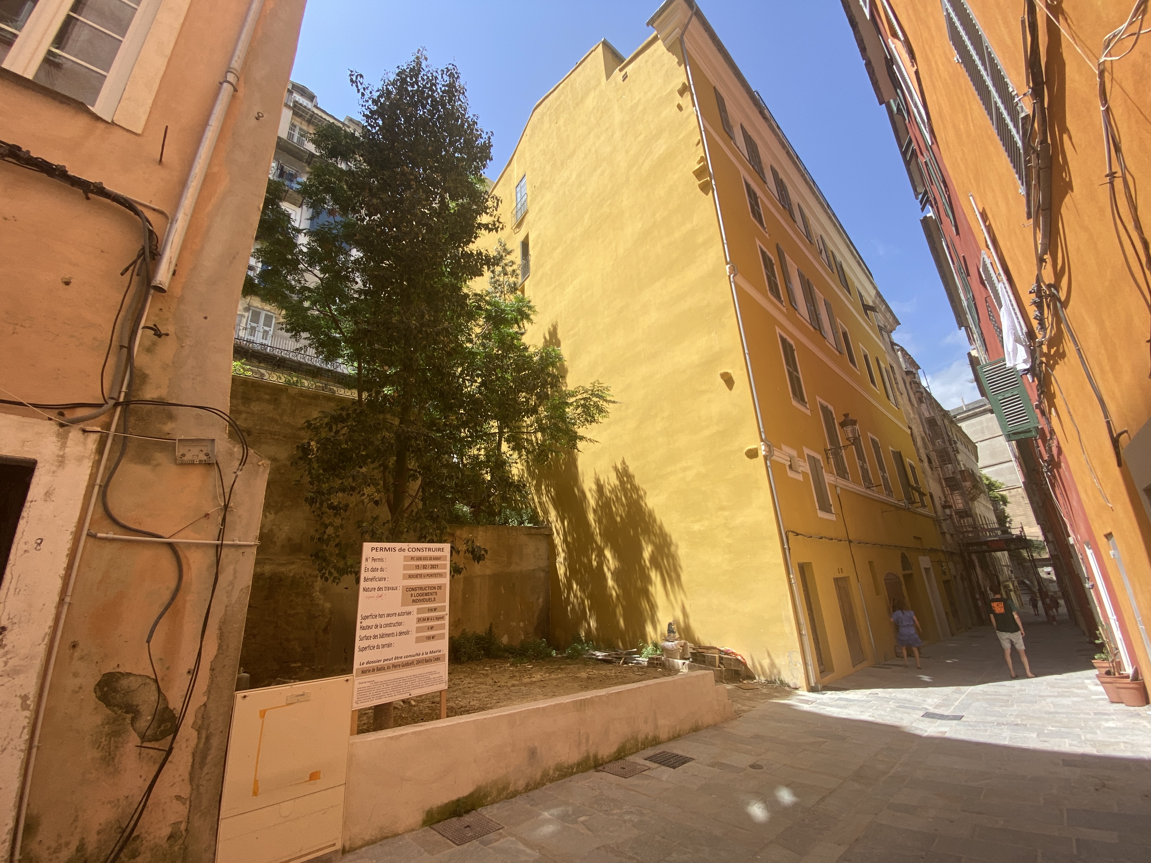 L'immeuble avec les 5 logements sera érigé à cet endroit.