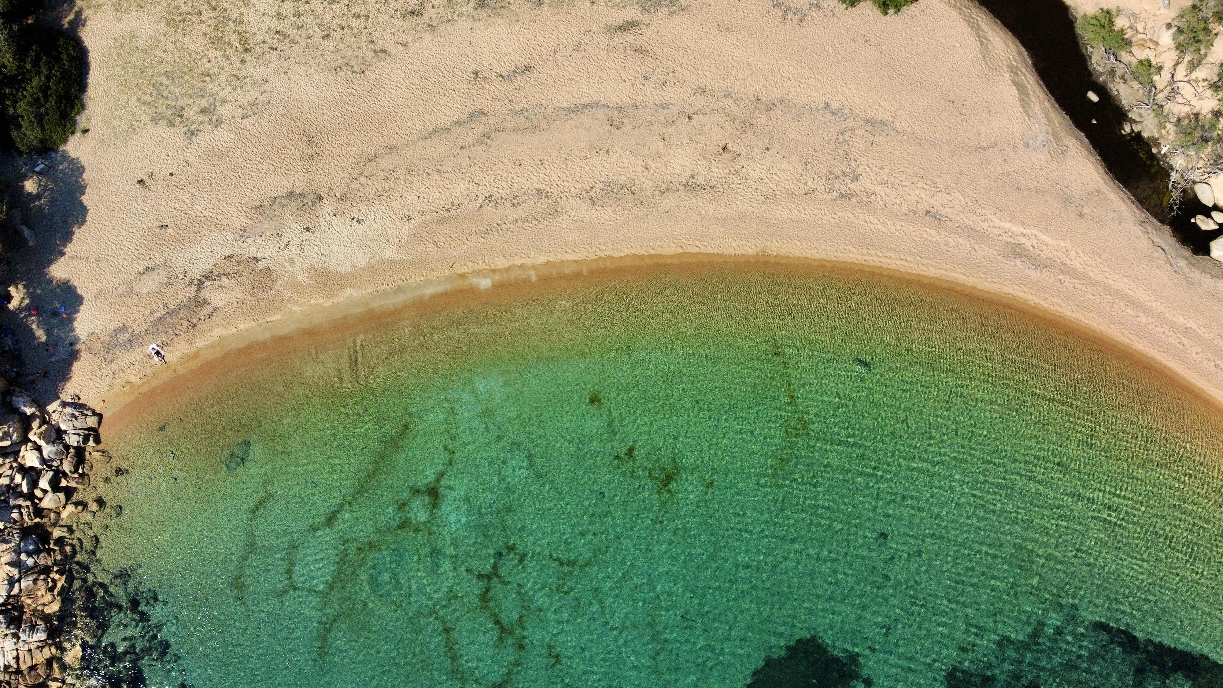 La photo du jour : survol de la cala de Tivella 