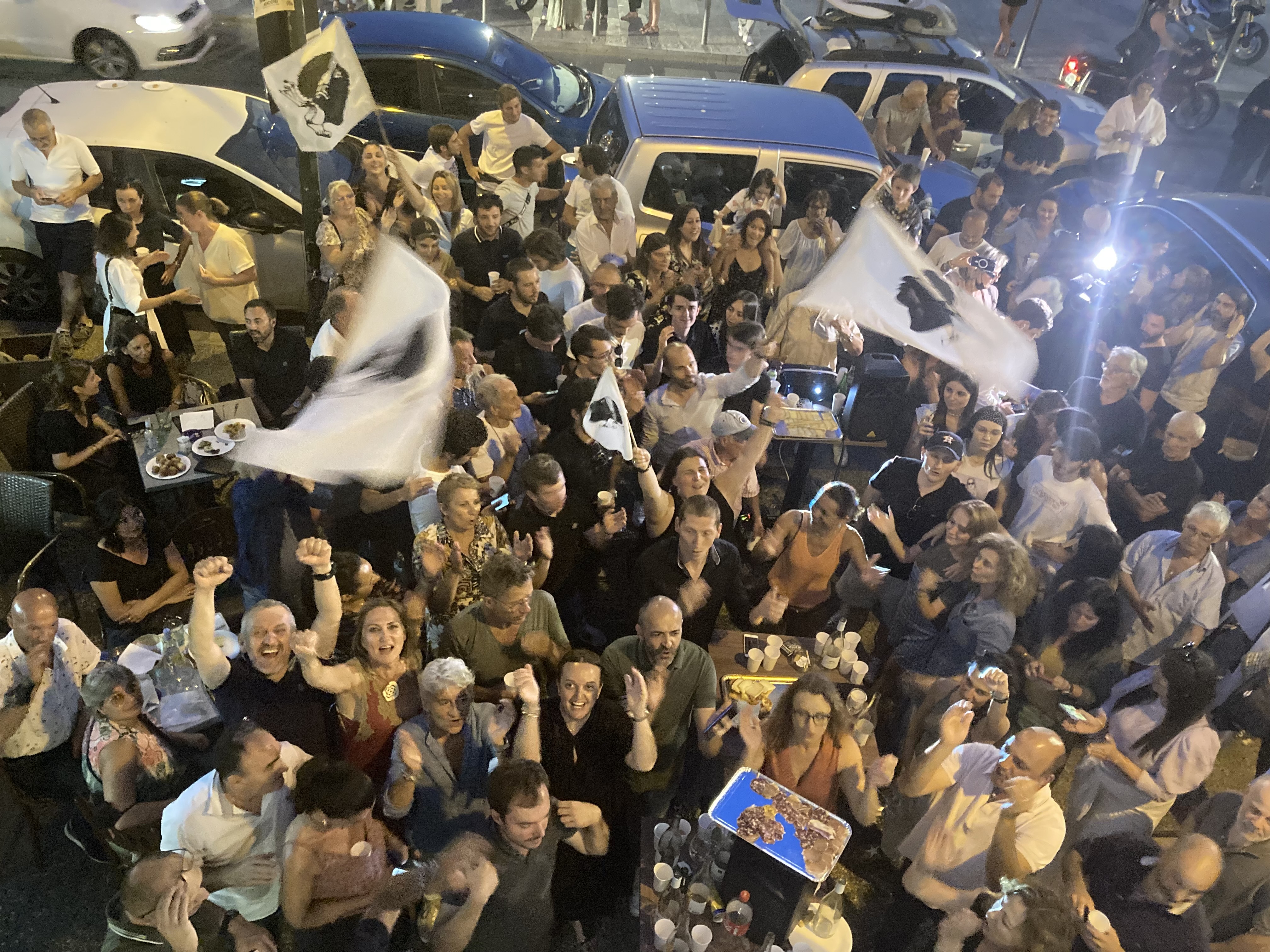 Scène de liesse devant la permanence de Gilles Simeoni à Ajaccio. Photos : Michel Luccioni