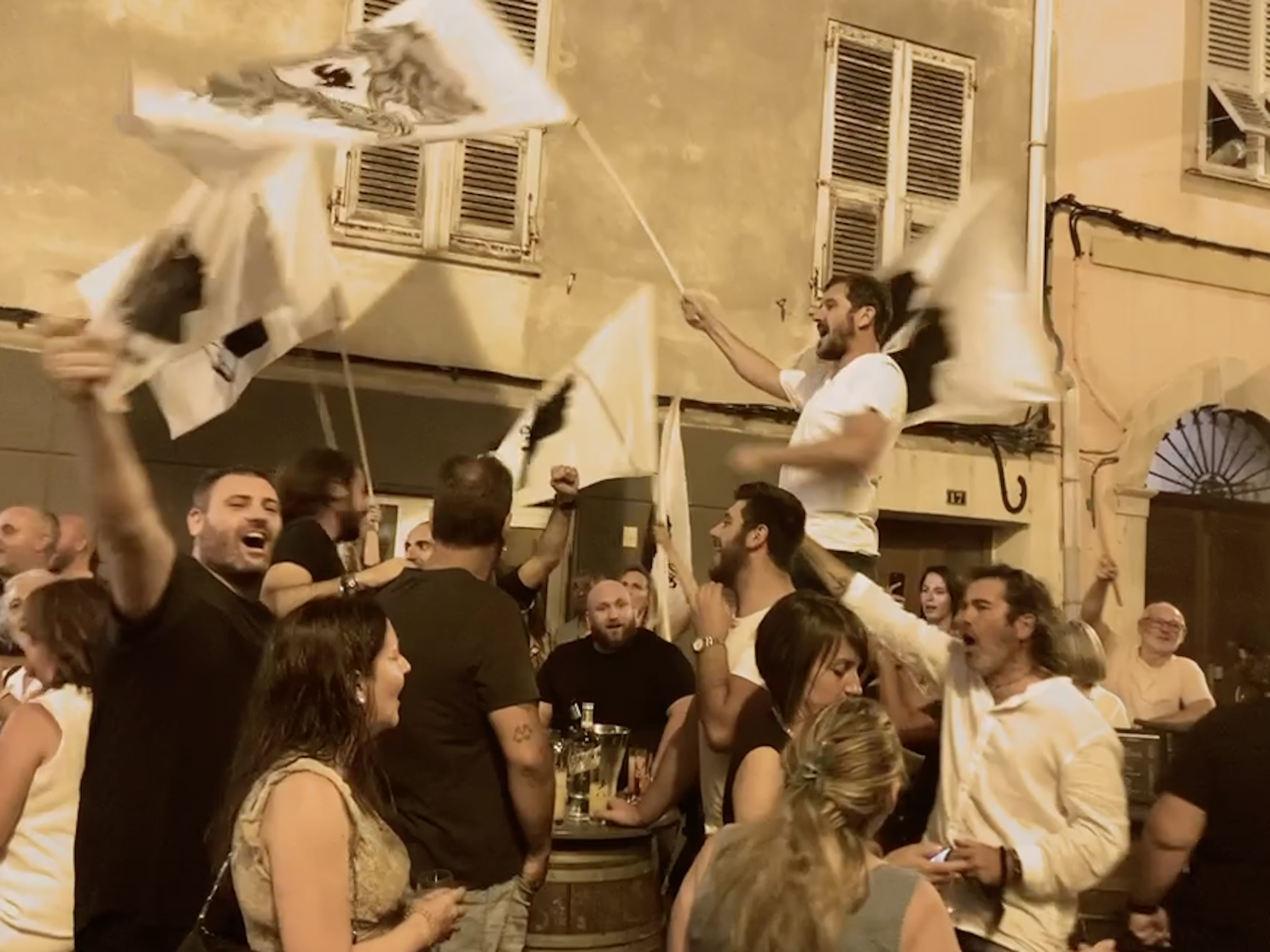 Les militants de Core in Fronte fête leur score dans un bar ajaccien.