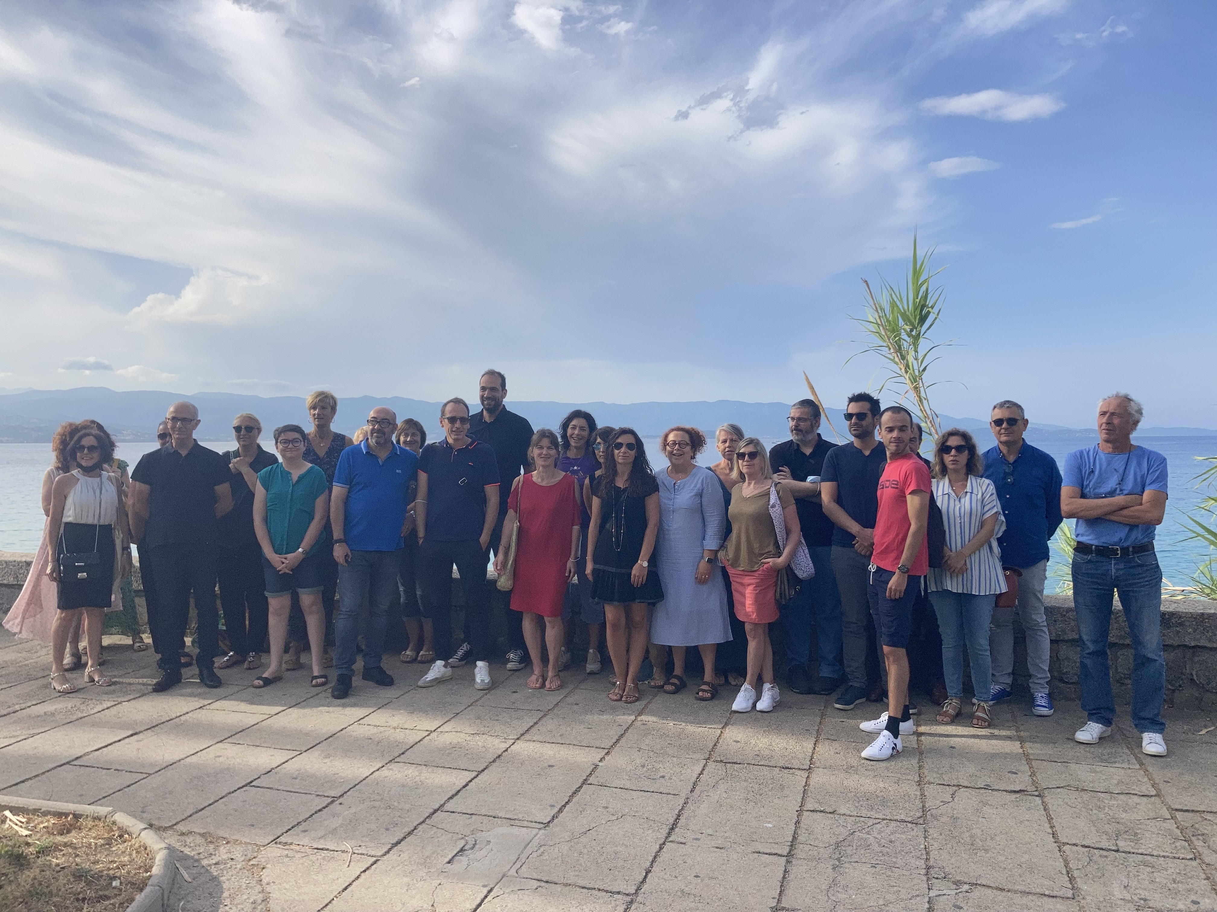 Les enseignants du Fesch se sont réunis en face du collège, retardant le début des épreuves du brevet. Photo : Julia Sereni