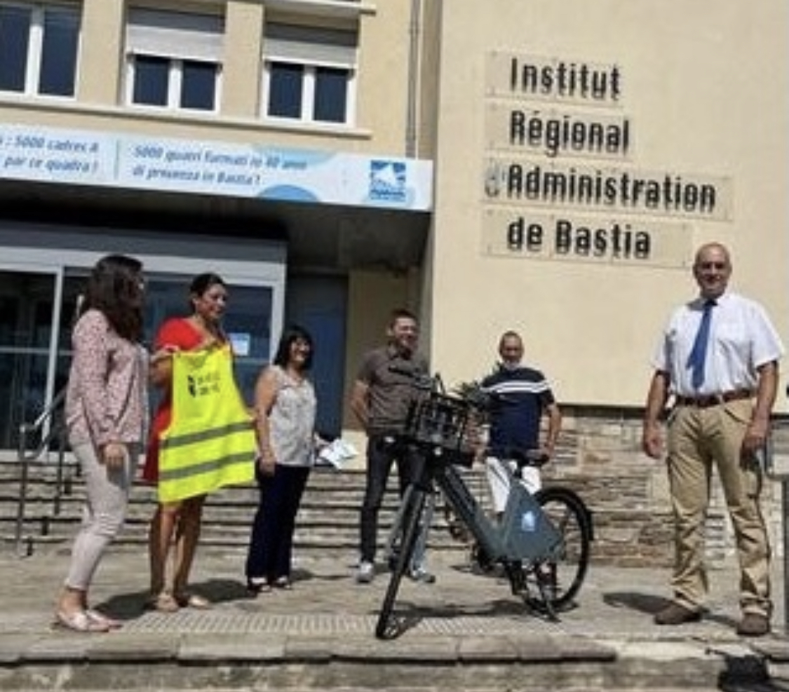 Les élèves de l'IRA, Françoise Lippini, Pierre-Jean Orsini et Gérard Clerissi ont présenté ce vélo électrique.