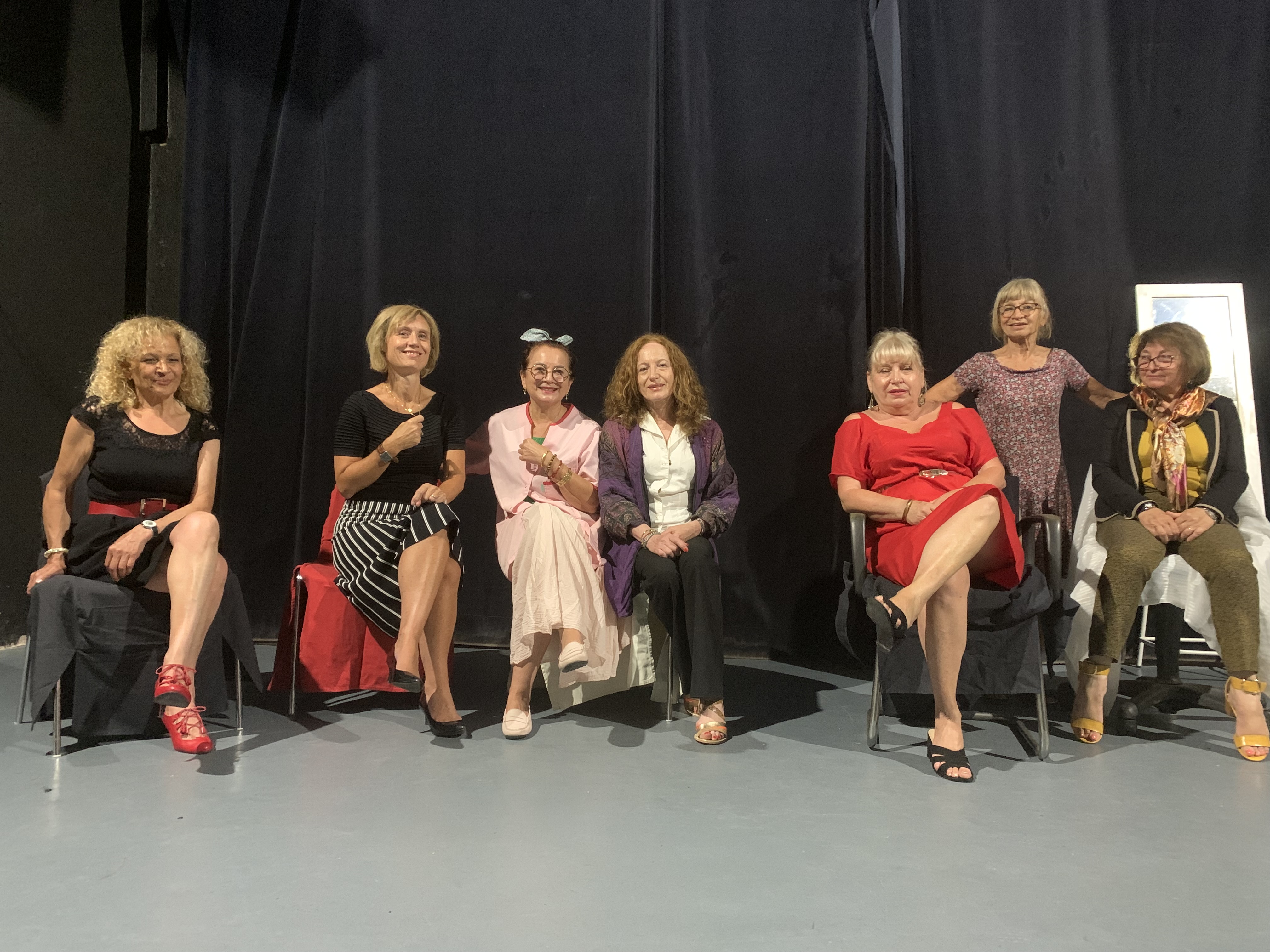 Hélène Tabbah (debout) et ses comédiennnes déjantées !