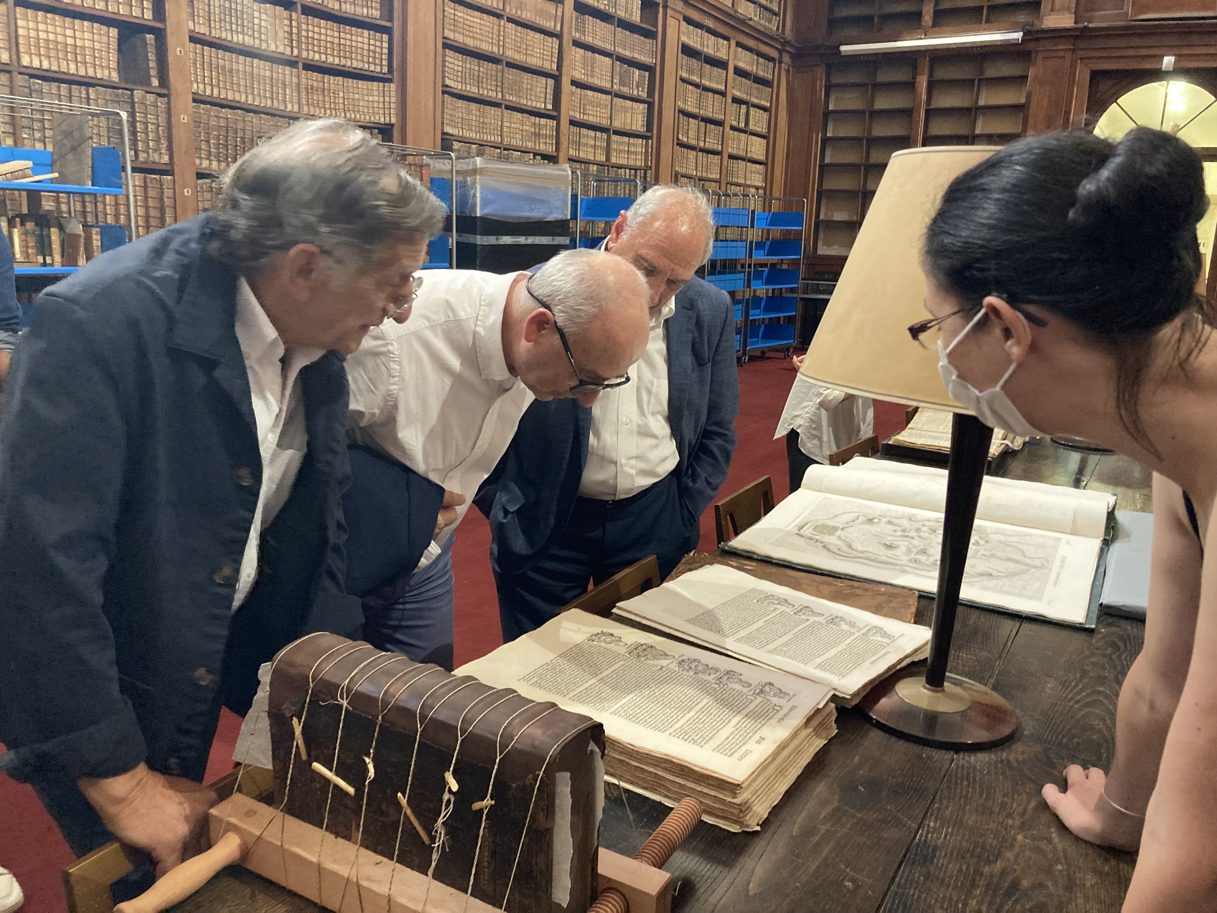 Les chefs d'entreprise insulaires découvrent l'ouvrage à restaurer, La Chronique de Nuremberg. Photo : Julia Sereni