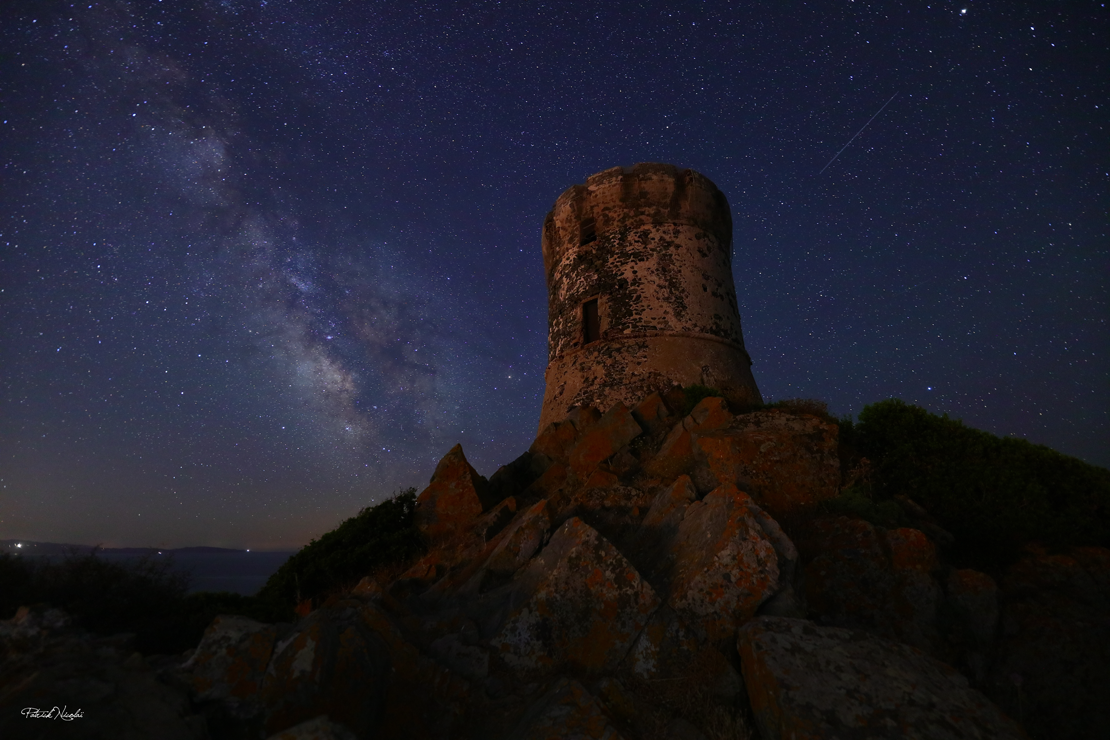 La photo du jour : la tour de la Parata dans la nuit d'été