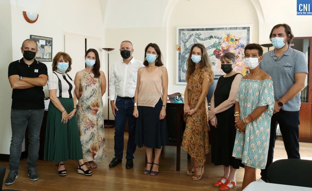 Une rencontre "familiale" au rectorat après la remise des prix officielle la semaine dernière en Sorbonne. Photo : Michel Luccioni