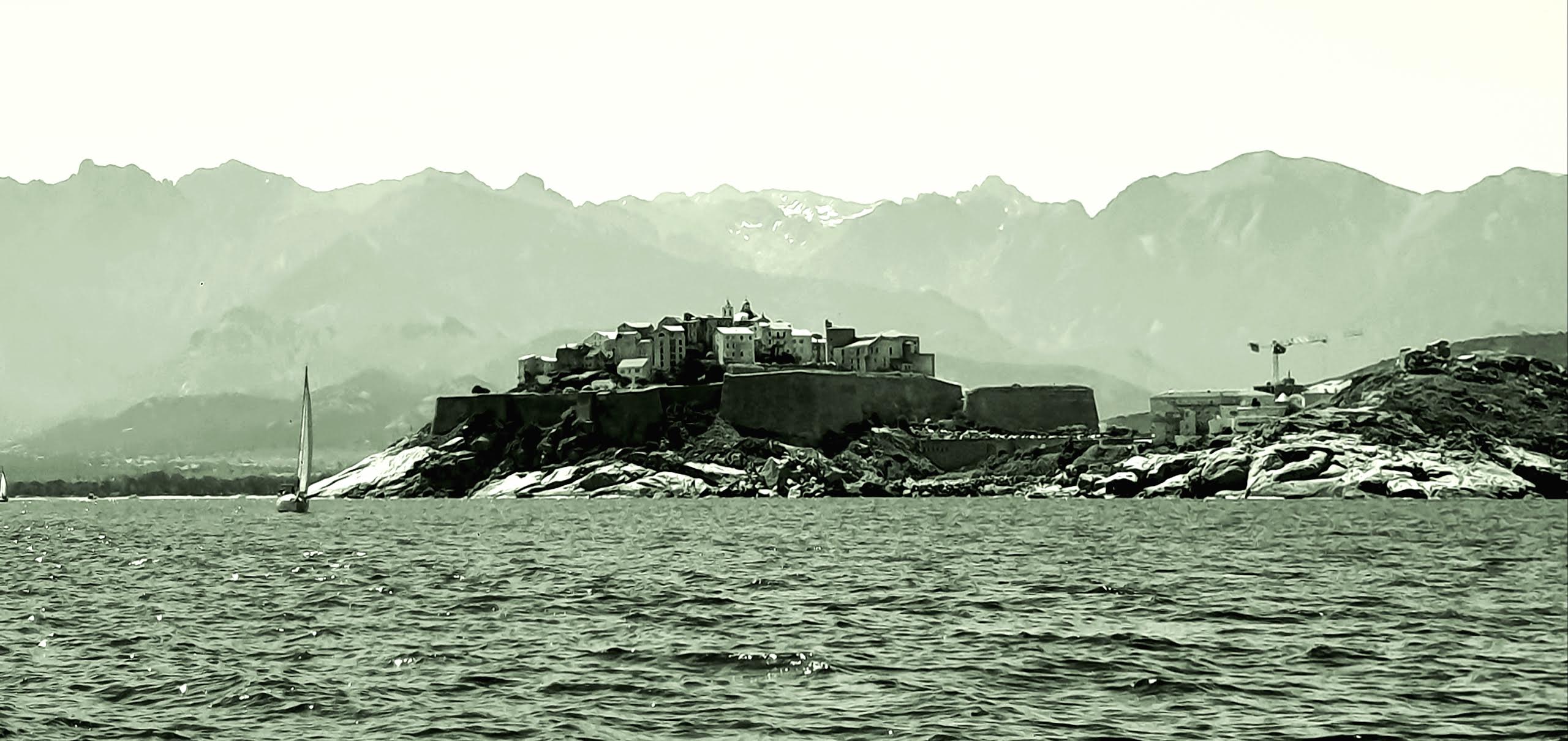 La photo du jour : les couleurs étranges de Calvi