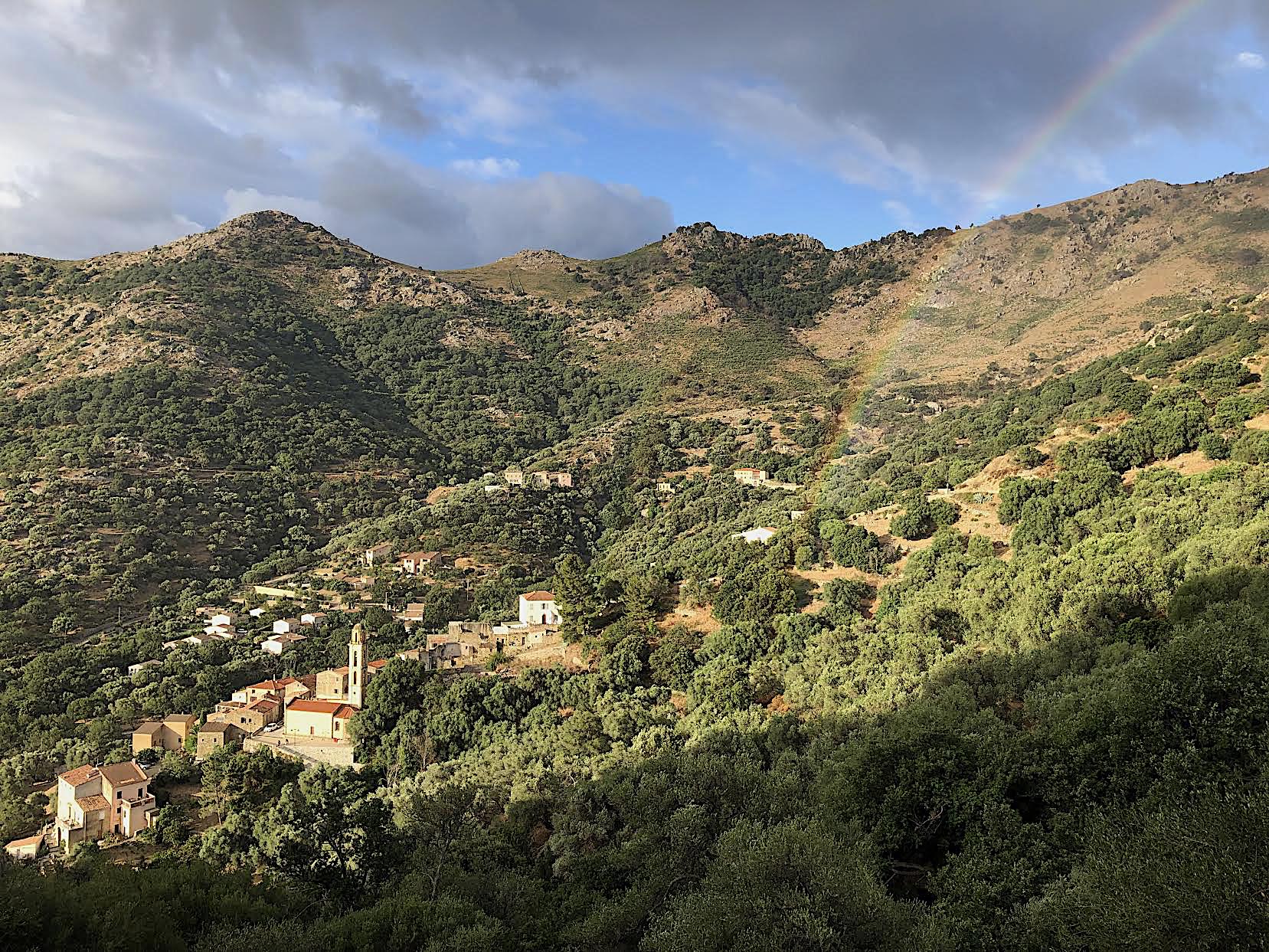 Capture d’un arc-en-ciel au dessus d’Avapessa et son écrin d’oliviers multi centenaires. (Valentin Deleau)