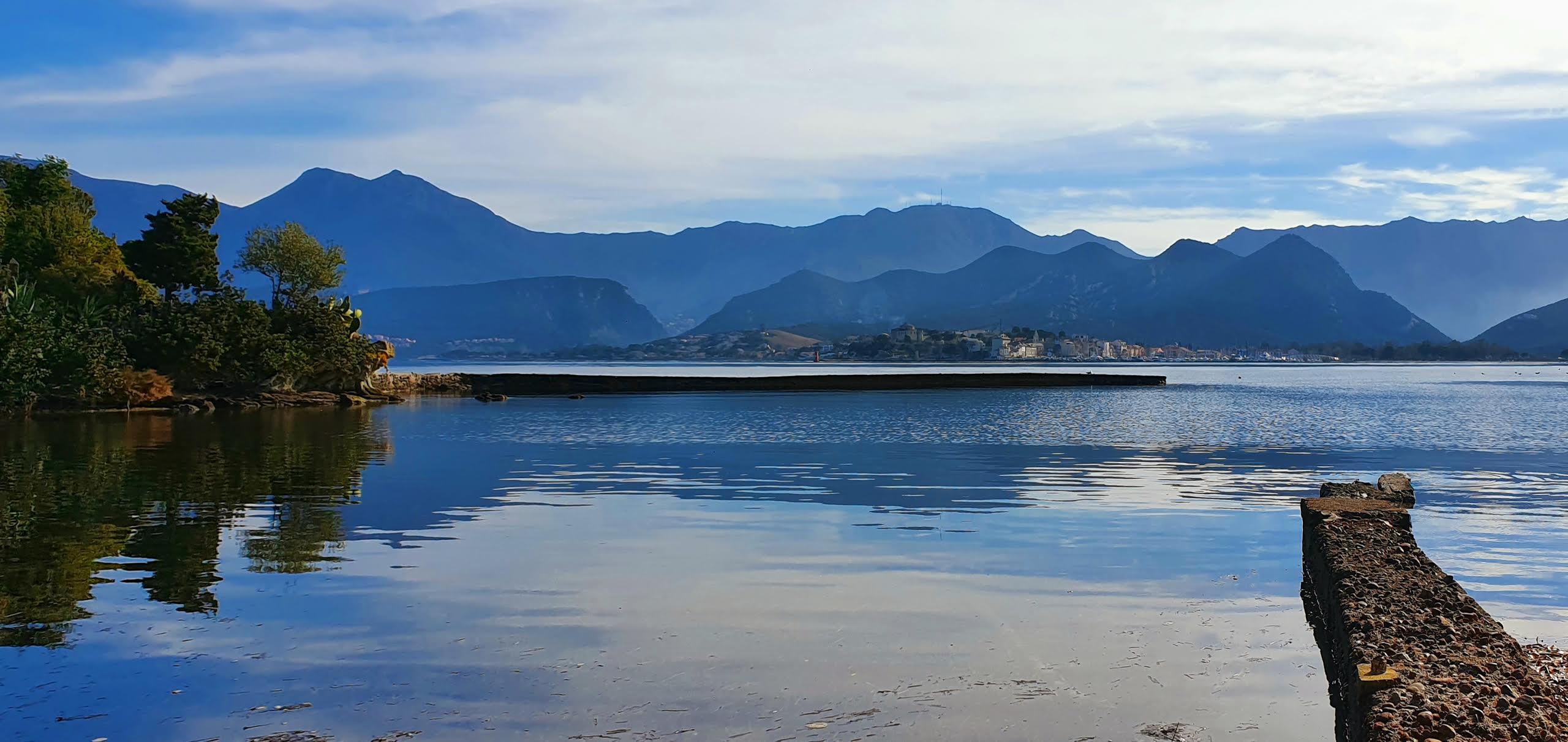 La photo du jour : blotti au fond du golfe, Saint-Florent