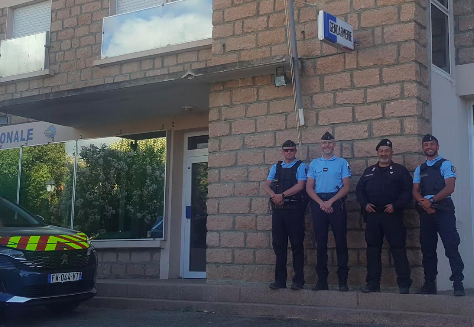 Le vice-brigadier Federico Siciliano entouré par les gendarmes de la Brigade Territoriale de Contact de Piana
