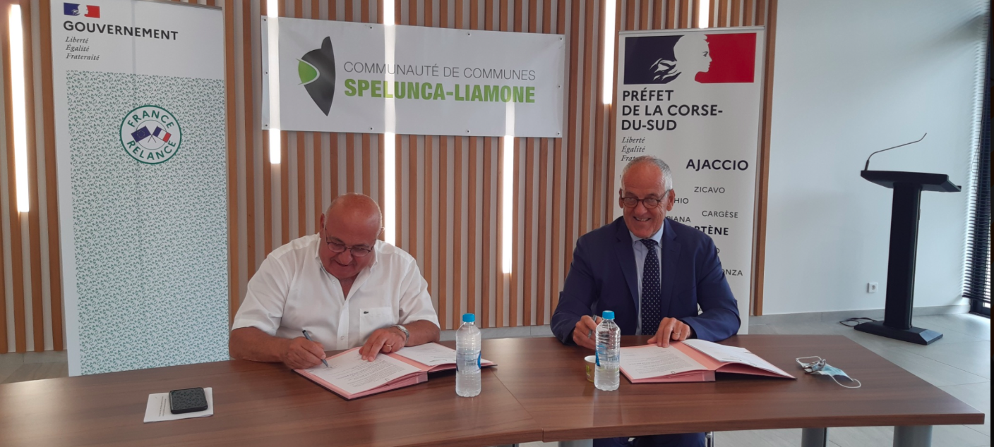 Pascal LELARGE, préfet de Corse, préfet de la Corse-du-Sud, et François COLONNA, président de la  Communauté de Communes Spelunca Liamone ont signé le 12 juillet le premier Contrat de Relance et de Transition Ecologique de la Corse-du-Sud
