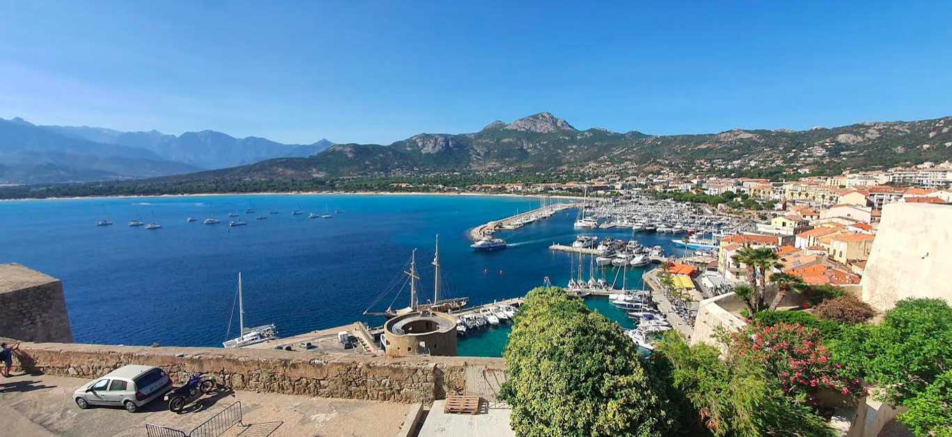 Capu di a Veta au loin et une partie du port de Calvi. Phoro Eric Friulani
