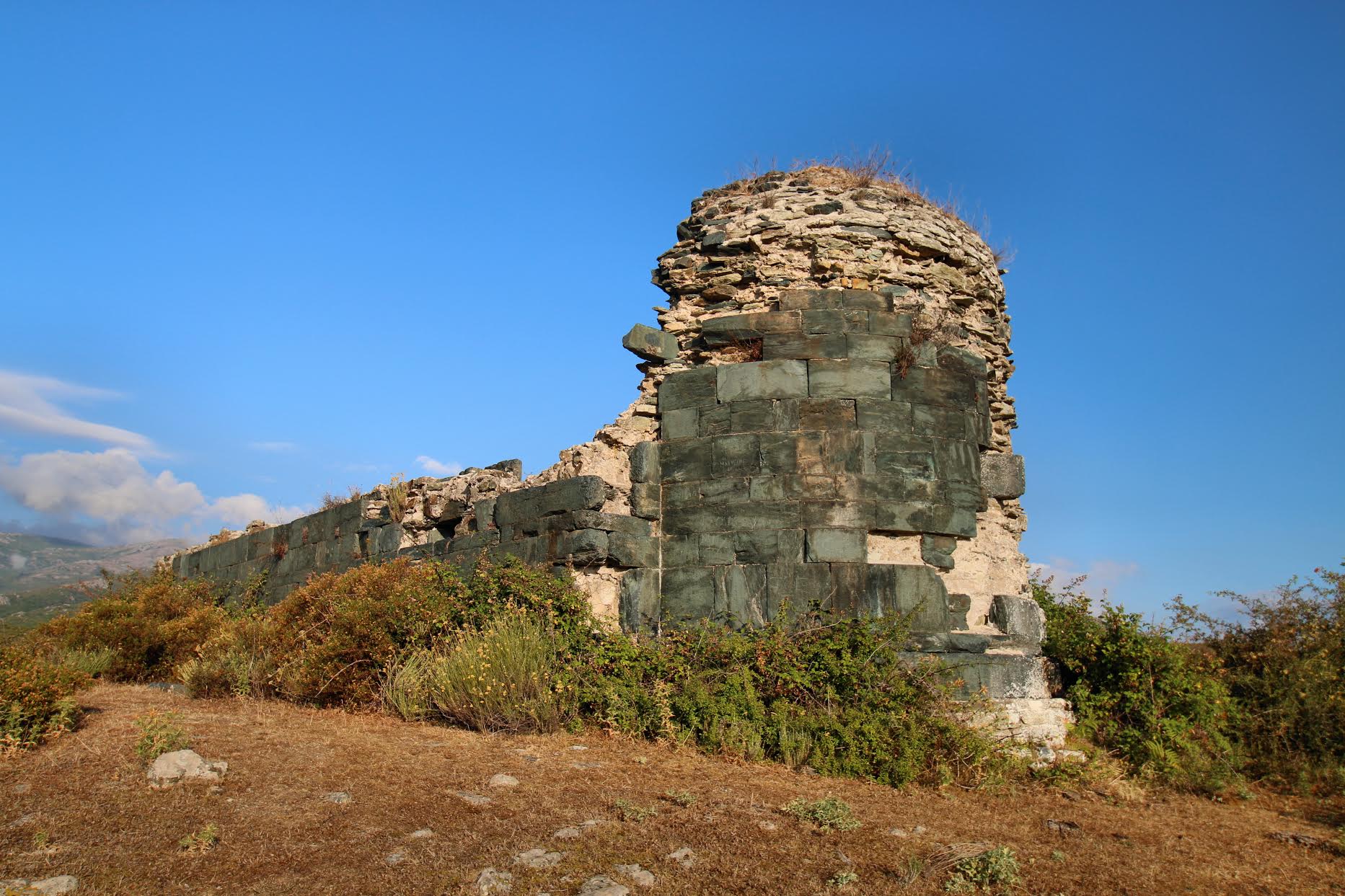 La photo du jour : les ruines de A chjesa nera di Pieve