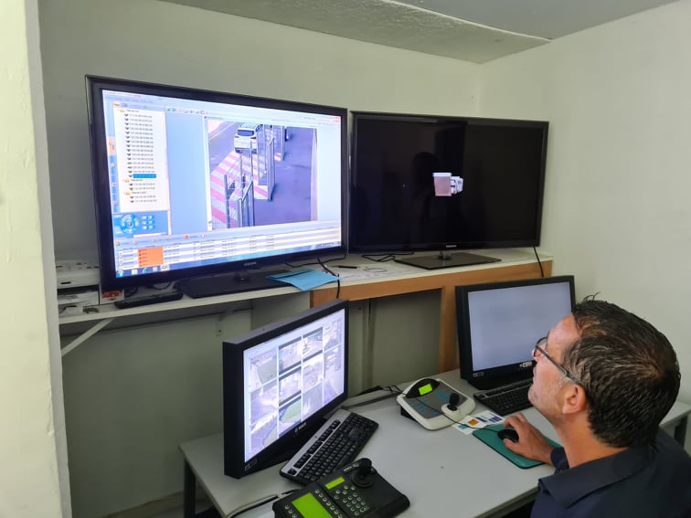 Le président de la CAB inspecte l'intérieur et l'extérieur du stade grâce au système de vidéosurveillance. Crédits Photo : Pierre-Manuel Pescetti