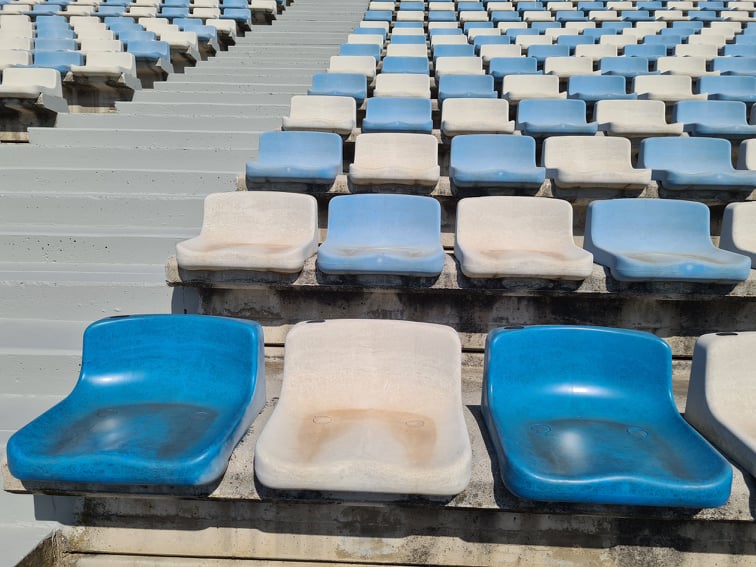 La différence est marquante entre les sièges du bas, nettoyés au chalumeau, et ceux du haut en attente de relooking. Crédits Photo : Pierre-Manuel Pescetti