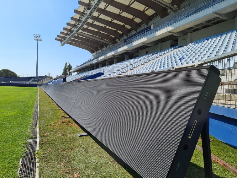 Les nouveaux panneaux LED longent la tribune sud. Crédits Photo : Pierre-Manuel Pescetti