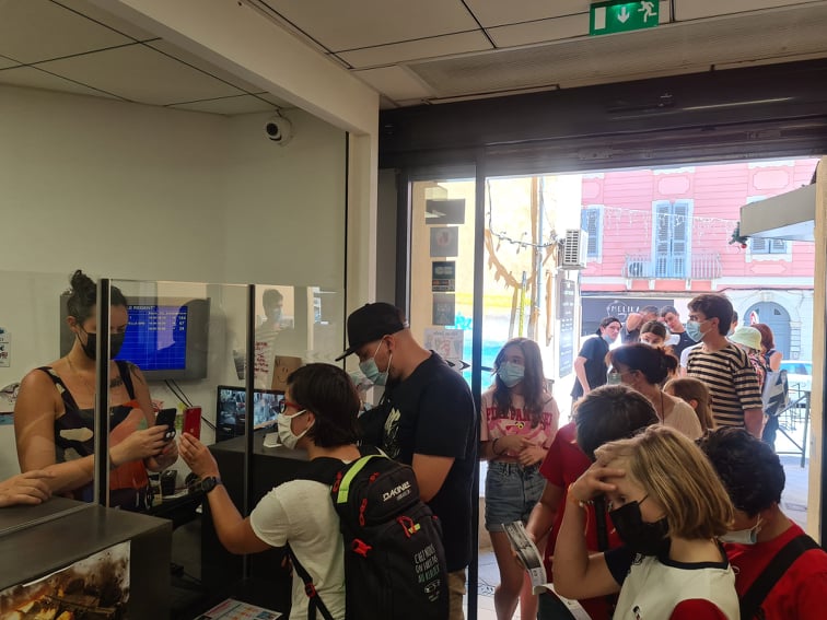 L'embouteillage se crée devant le cinéma en attendant de vérifier le pass sanitaire non valide des premiers clients. Crédits Photo : Pierre-Manuel Pescetti
