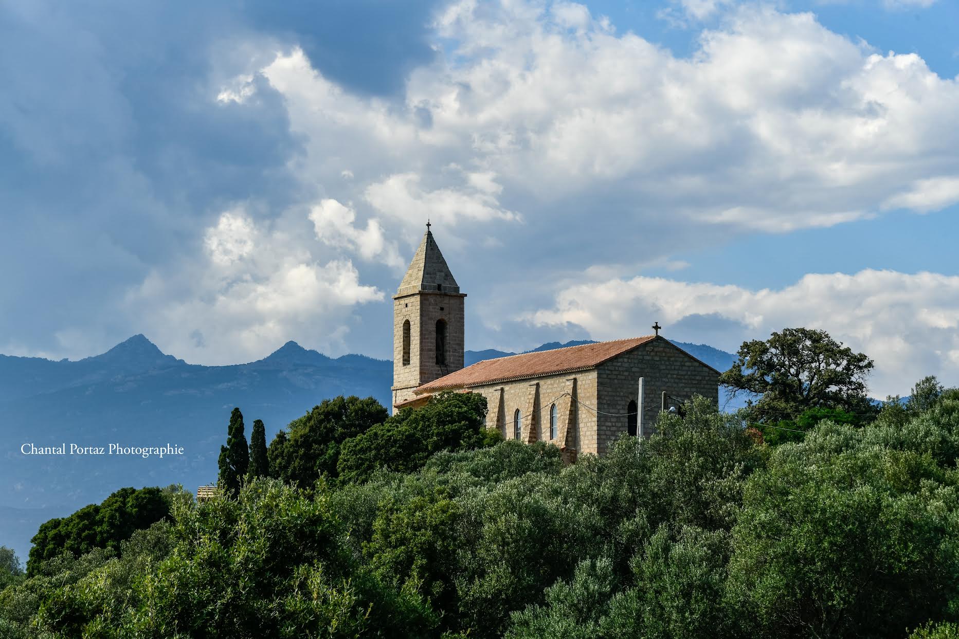 La photo du jour : entre ciel et terre, l'église de l'Immaculée Conception de Figari