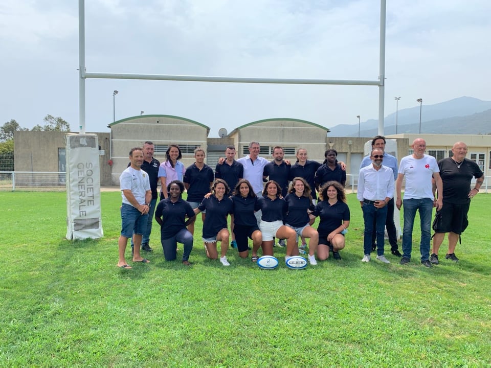Les onze apprentis entourés des équipes de la ligue corse de rugby, du dispositif campus 2023 et du président de la Fédération Française de Rugby Bernard Laporte. Crédits Photos : Ligue corse de rugby.