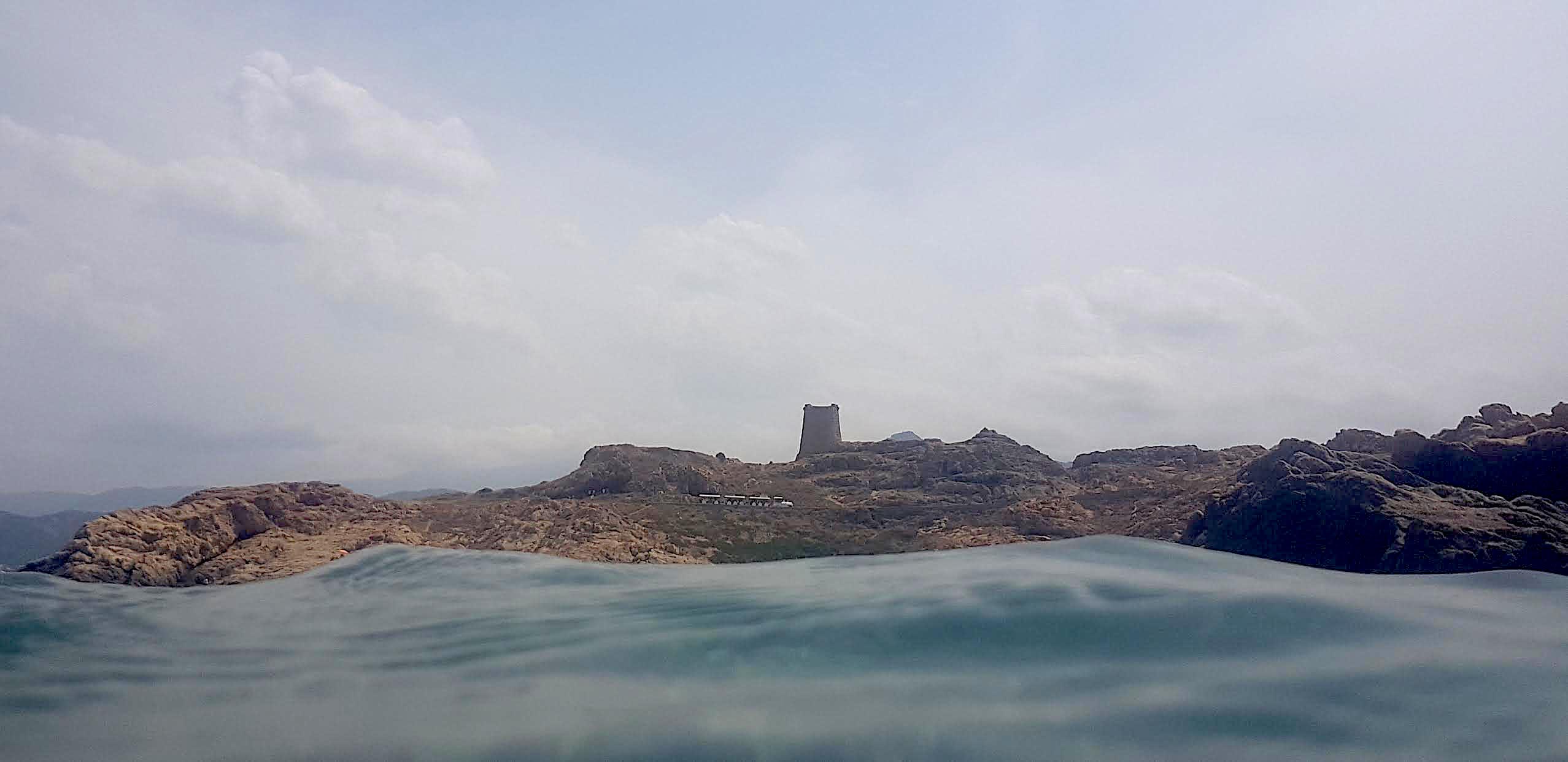 La photo du jour : au-dessus des flots, le phare de la Pietra, le petit train