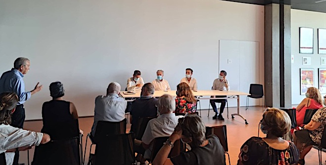Les élus Les Républicains ont longuement échangé avec les personnes présentes sur la place de la culture dans le débat politique. Crédits Photo : Pierre-Manuel Pescetti
