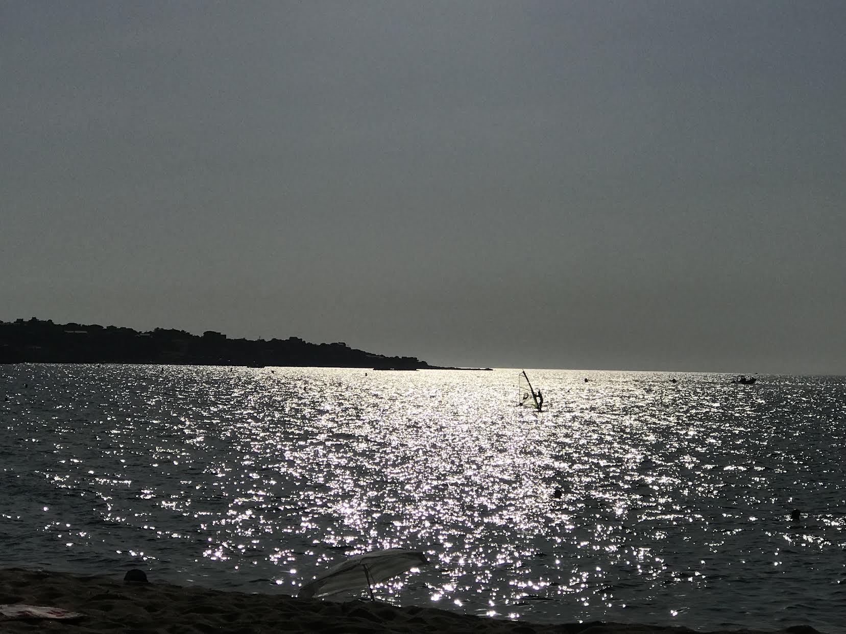 Wind surf à contre-jour (Renaud Kiselman)