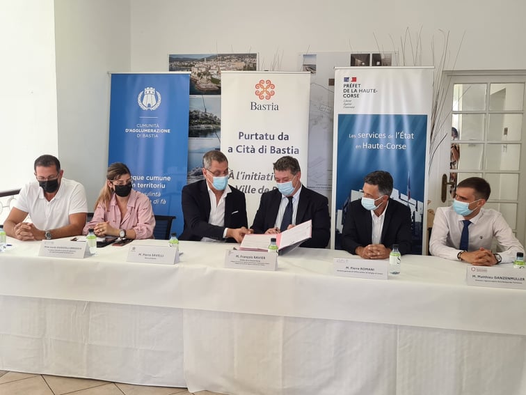 Les co-signataires ont souligné un travail de longue haleine qui va améliorer la qualité de vie des habitants. Crédits Photo Pierre-Manuel Pescetti