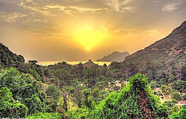 La photo du jour : coucher de soleil sablonneux sur le golfe de Porto