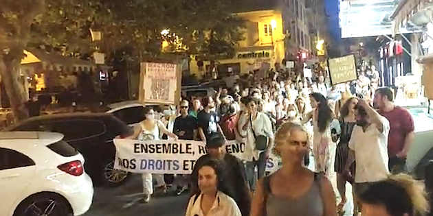 "Non au pass sanitaire" : plusieurs centaines de personnes dans les rues d'Ajaccio et de Bastia