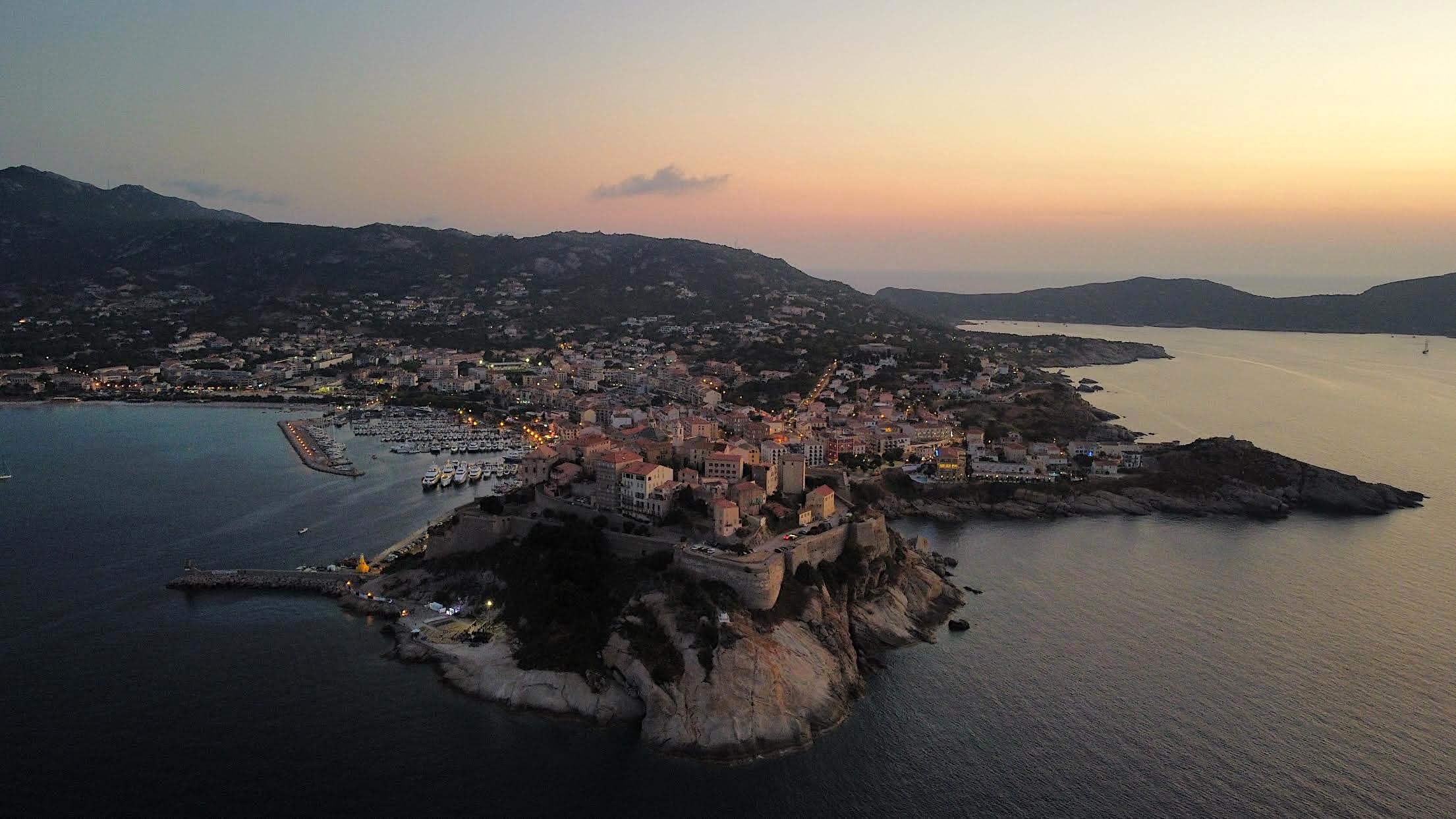 La photo du jour : quand la nuit tombe sur Calvi