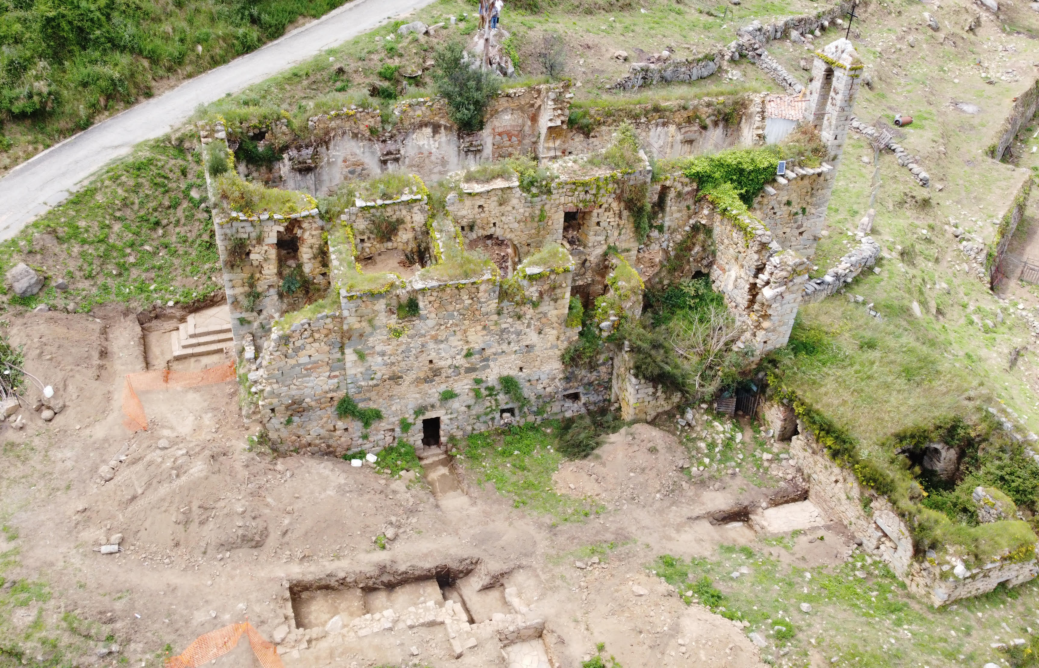 Photographie aérienne du couvent d'Olmeto et des tranchées réalisées au cours du diagnostic mené par l'Inrap . © Mairie d'Olmeto