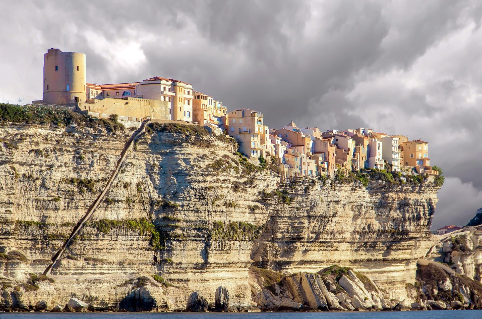 Bonifacio et l'extrême sud attirent beaucoup les célébrités qui profitent des hôtels luxueux et des balades en yacht autour de l'île. Crédits Photo : Pixabay