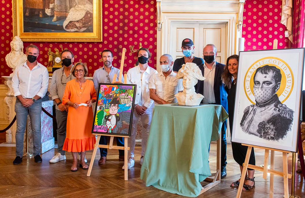 Laurent Marcangeli, maire d’Ajaccio et président de la CAPA accompagné de Simone Guerrini, adjointe à la culture et au patrimoine sont entourés de Pierre Farel, de Michel Biancamaria, directeur régional de la Méridionale et des gagnants du concours « Dépeins-moi Napoléon »